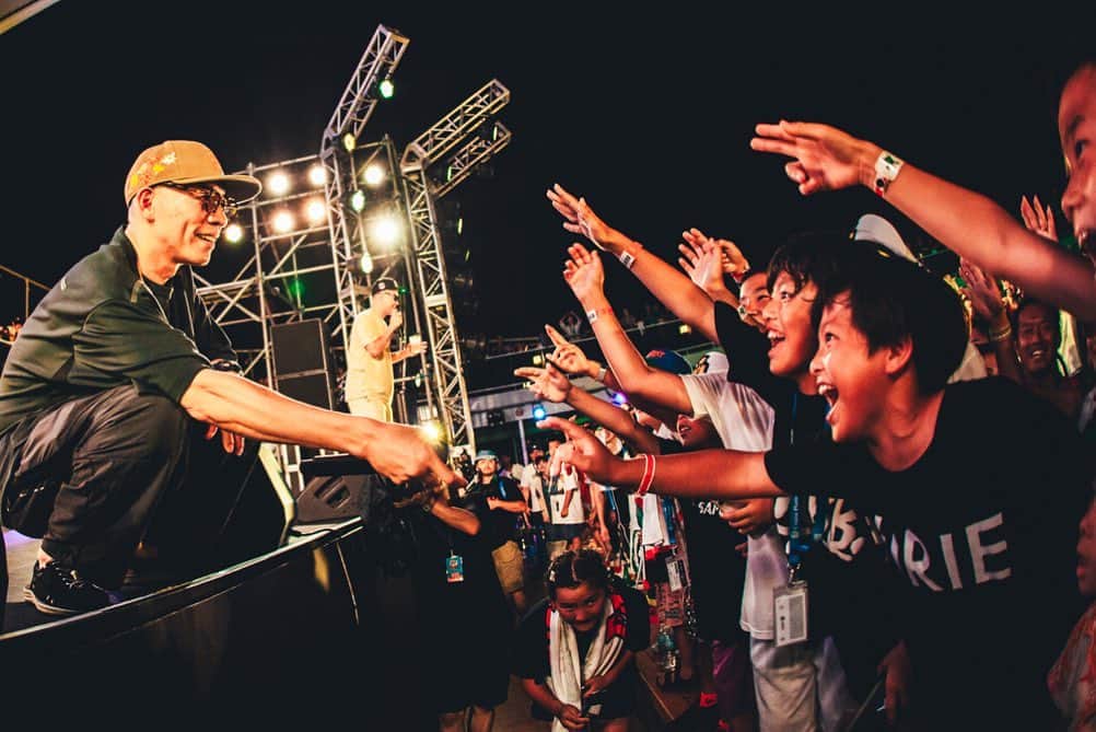 mastasimonさんのインスタグラム写真 - (mastasimonInstagram)「笑顔シリーズ！All you saw was smiling faces @fareastreggaecruise   とりあえず楽しんで笑った！ そしてまた飲んで楽しんで笑った！ 毎日毎晩音楽で楽しんで笑った！  人生捨てたもんじゃない！ Life is good !   Photos by @junya_thirdeye   #mightycrown #fareastreggaecruise」7月24日 22時30分 - mastasimon