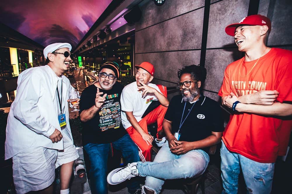 mastasimonさんのインスタグラム写真 - (mastasimonInstagram)「笑顔シリーズ！All you saw was smiling faces @fareastreggaecruise   とりあえず楽しんで笑った！ そしてまた飲んで楽しんで笑った！ 毎日毎晩音楽で楽しんで笑った！  人生捨てたもんじゃない！ Life is good !   Photos by @junya_thirdeye   #mightycrown #fareastreggaecruise」7月24日 22時30分 - mastasimon