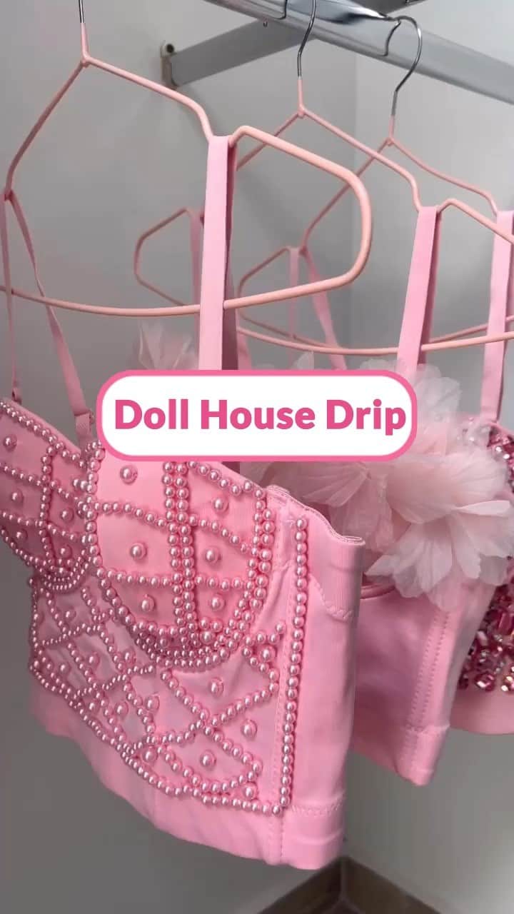 SHEINのインスタグラム：「Does a closet full of pink tops instantly transform a normal space into your own personal doll house? 💗🤔 Of corset does! 😍 Tell us which rosy look is your top pick 👇 @taniajaqueline  🔎8765477 11667038 10262920  #SHEIN #SHEINforAll #SHEINstyle #fashion #chic」