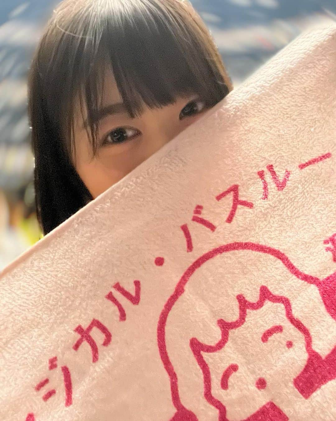 丹生明里さんのインスタグラム写真 - (丹生明里Instagram)「あいみょんさんのライブ！  マジカル・バスルーム  観に行かせていただきました…！ めっっっちゃ最高すぎました😭 大好きな楽曲沢山で幸せすぎた…✨  31公演本当にお疲れ様でした！ 追い焚き公演も応援しております🥰📣  最後の写真は私の宝物たちです。 本当にありがとうございます😭  #あいみょん さん #マジカルバスルーム #お風呂大好き #丹生ちゃん #nibugram」7月24日 22時33分 - nibuchan_akari