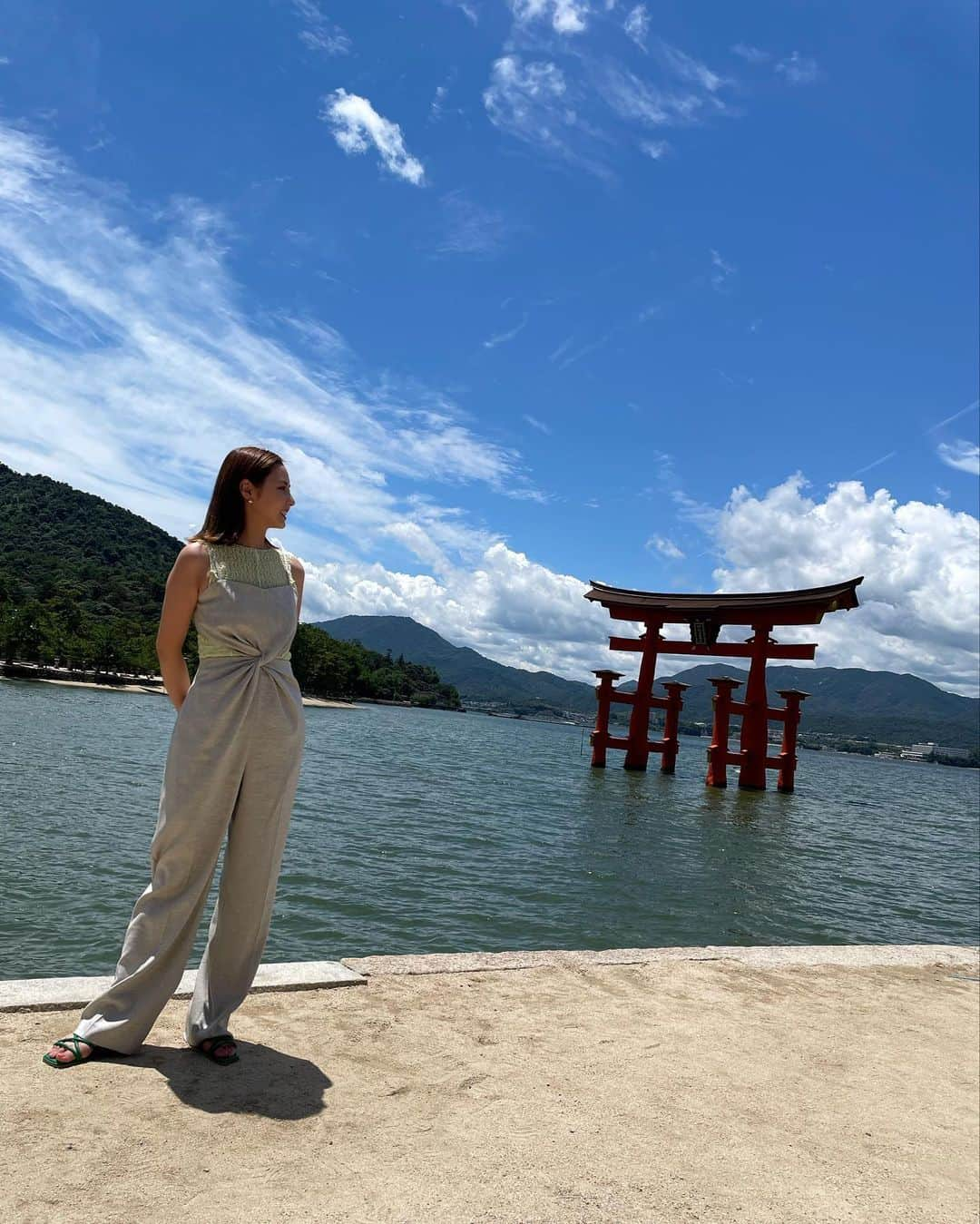 摩耶裕のインスタグラム：「. . 広島思い出part1⛩️  真っ先に宮島へ直行しました！ お天気もすっごい良くて暑すぎたけど、楽しかったなぁ✨  インバウンドの方がほとんどで、写真の撮り合いっこしたりして人の温かさにも触れてほっこりでした☺️  #広島旅  #宮島 #紅葉谷  #揚げもみじ  #宮島珈琲  #レモンソーダ 🍋  お洋服は全身#lecielbleu にしましたっ💚 広島に着て行きたかったの🤭✨」