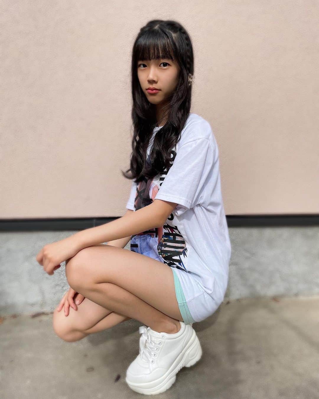 北島澪のインスタグラム：「Tシャツとショーパン➕厚底スニーカー🥰  「ストリートファッション(Street fashion)」  ️ japankidsfashionweekでのインスタイベント「マイコーデコンテスト」に参加してます💚  #jkfwマイコーデ #キッズモデル #インスタキッズ #jkfw #japankidsfashionWeek #streetfashion   #ストリートファッション   #ストリートコーデ」