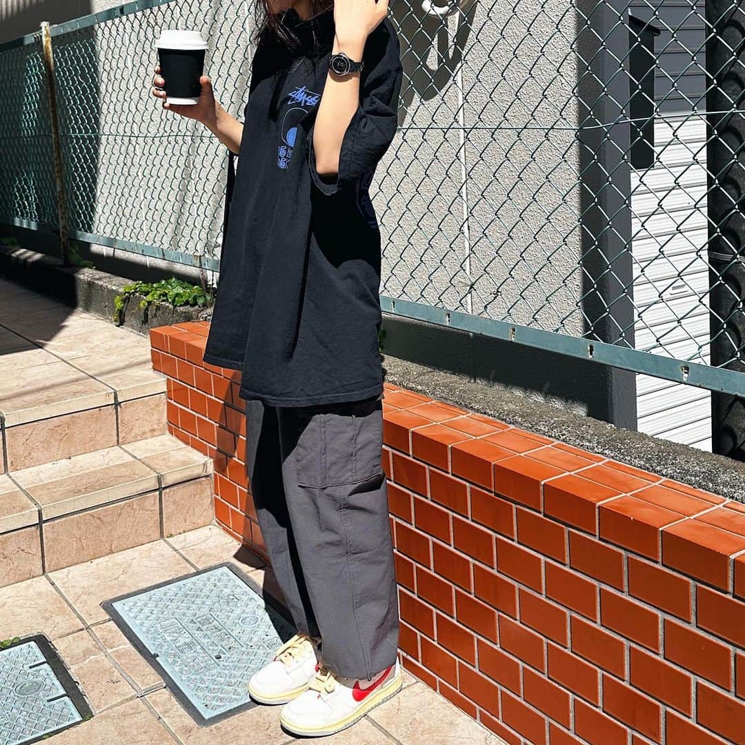 sayocoのインスタグラム：「day off @ 근처🩵🤎 おきにすぎてTシャツまた着てる😀」