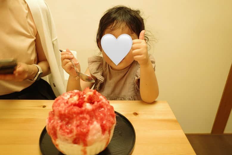 石井のり子さんのインスタグラム写真 - (石井のり子Instagram)「** 初夏休み🌻 最初の思い出。 大好きな京都へ行ってきました。 初めて並んで食べたふわふわで甘いかき氷🍧  美味しかったようで『👍』 いただきました🫰🏻  一緒にできることがたくさんできてきて とても楽しい旅になりました⭐︎  #鹿の子 #かき氷 #京都旅 #しばらく続きます」7月24日 22時45分 - noriko_nnnnn