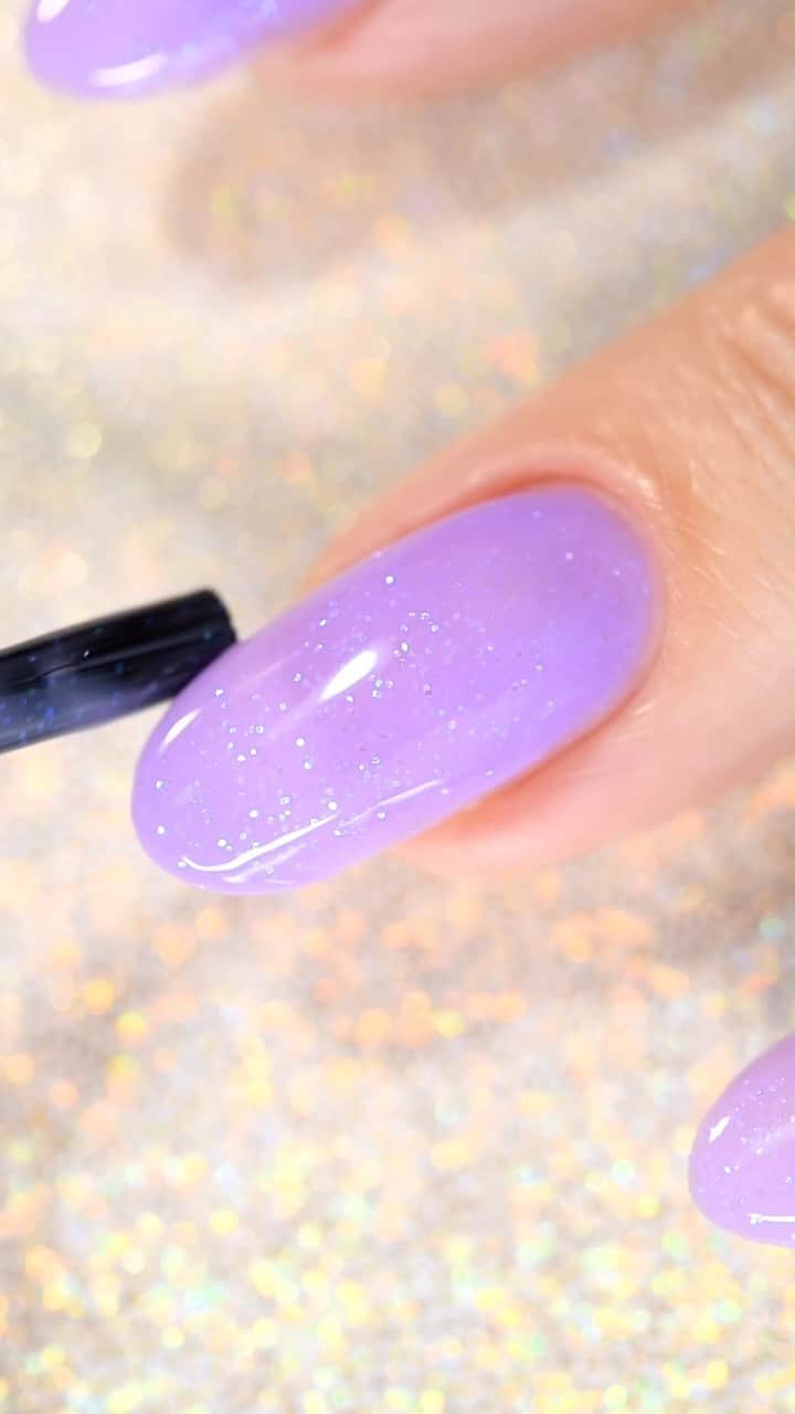 Sveta Sandersのインスタグラム：「Blueberry Mousse от @tipsnailpolish 💜 потрясающее лиловое желе с голубым глиттером, смотрится воздушно и очень красиво!😍」