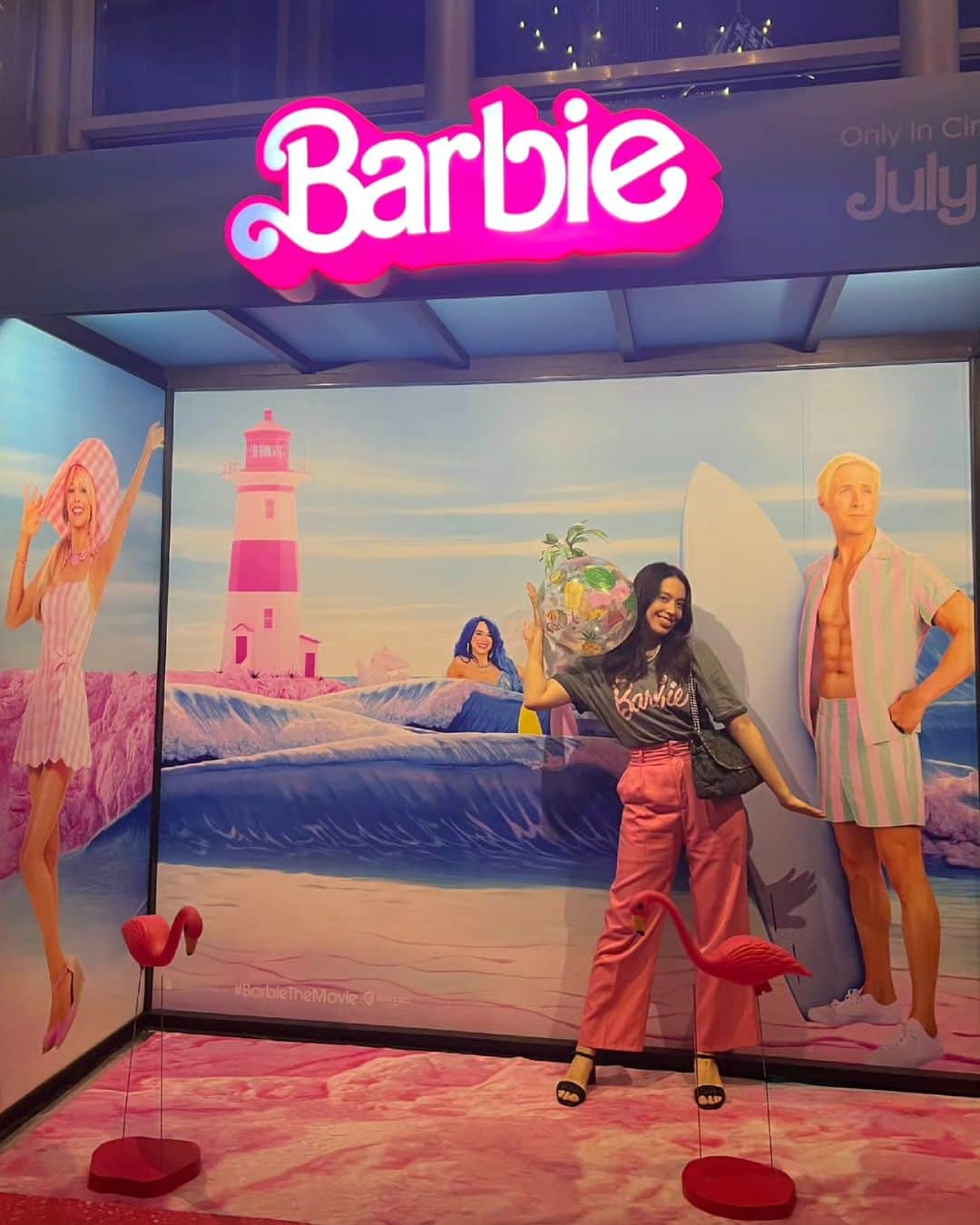 安藤ミレイのインスタグラム：「This movie is not all about Barbie. It's also about Ken🩷🩵🩷🩵  バービーの映画おもしろすぎた😍 日本語字幕なしで観ると理解度が下がって残念ではあるんだけど、フィリピンで観れたからこそ、上映中に遠慮なく笑えたよ😆✨️  半分くらいはケンの話だけど、そこがまた面白かった🤣  ケイティ、かなえちゃん、ありがとう～😍✨️  #barbiethemovie #barbie #バービー #바비 #pink #beach #ken #movie」