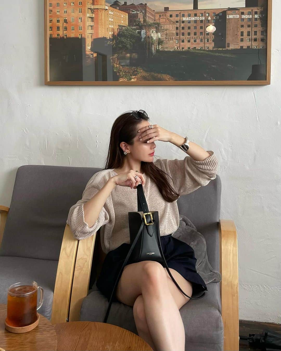 Aoiのインスタグラム：「新たにスタメンした @jandmdavidson のバッグちゃん👜 韓国に連れていったら、またもやゆいぴとお揃い型違いでした🤣  #jandmdavidson #ジェイアンドエムデヴィッドソン」