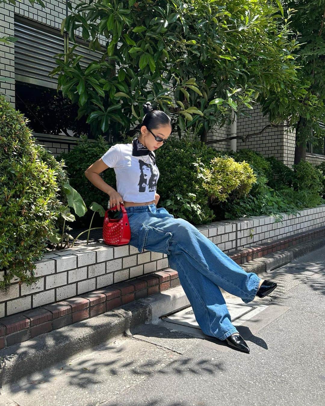 川本七海さんのインスタグラム写真 - (川本七海Instagram)「Hot Summer!!🥵  ほんっとあっつい日々。 みんな倒れないように気をつけよおー でも暑くてもデニムはやめられない。 このルーズ感がたまらない🤍 産毛ヤロウすぎてむり。苦笑」7月24日 22時41分 - namikawamoto