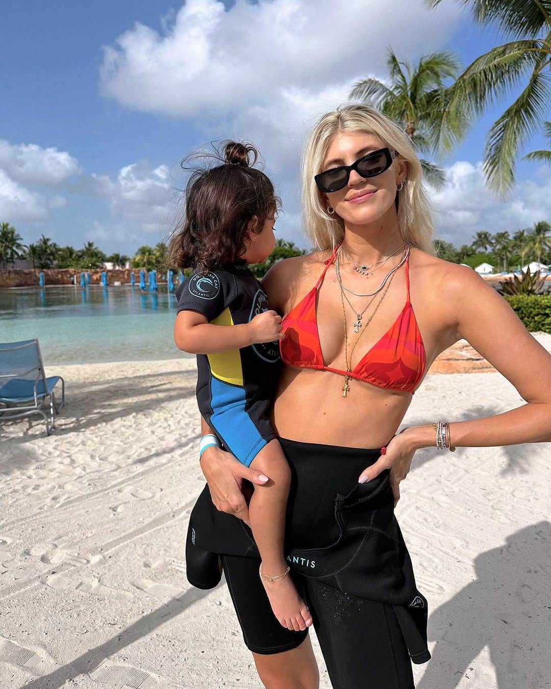 デヴォン・ウィンザーのインスタグラム：「Ready to see the dolphins! ❤️🩷」
