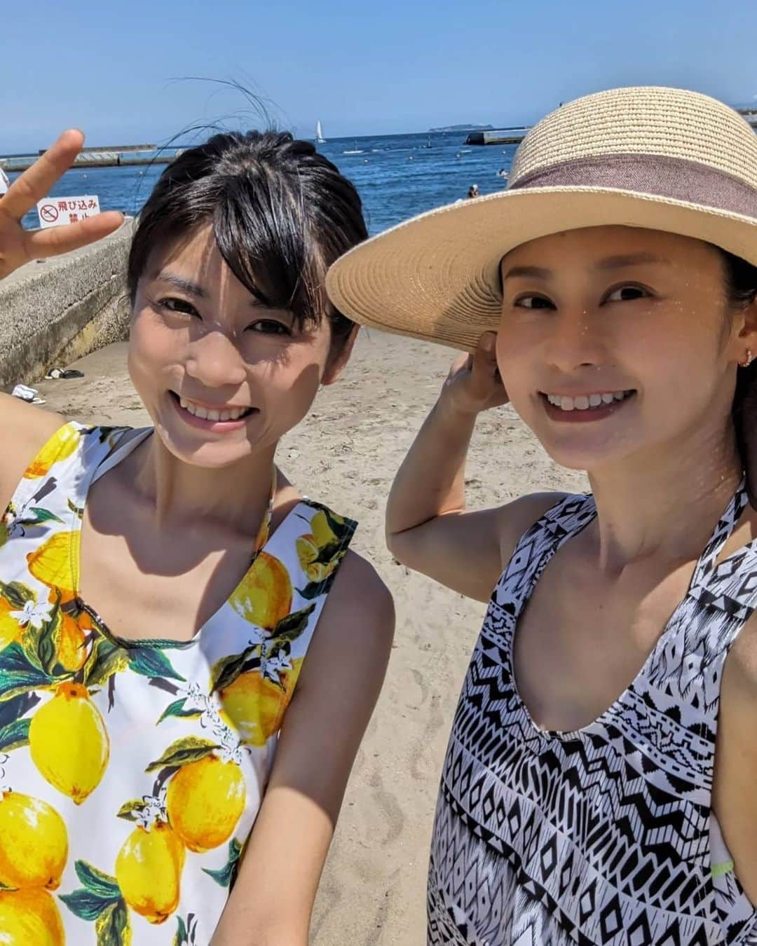 芳野友美さんのインスタグラム写真 - (芳野友美Instagram)「#片岡明日香 さんと#プチ遠征 ♪ 二人で#熱海 まで出かけてきました✨ 　 海だーーー！！🏖️ 水着2ショット☺︎ 一見タンクトップだけど一応水着です（笑）柄違いおソロ♪ 　 大体察しが付く方多いと思いますが・・・後日発表をお楽しみに❤︎ 　 めっちゃ暑かったけど風は爽やかで、見渡せば海だし凄い#夏気分 堪能できました♪」7月24日 22時42分 - yumi_yoshino_1980