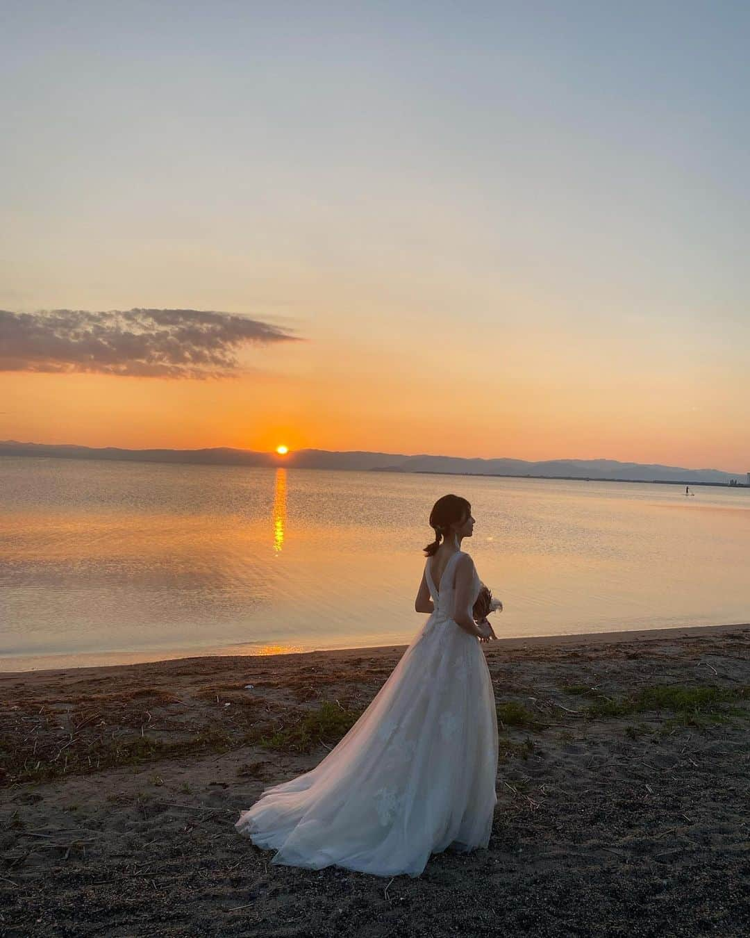 津田萌夏さんのインスタグラム写真 - (津田萌夏Instagram)「.  本日の撮影風景  5月から撮影予定やったけど 天候に恵まれず、今日やっと決行👏  快晴で夕日も最高に綺麗なロケーションだった✨  暑い中皆さんお疲れ様でした😵  . dress @suehiro.wedding.costume  . . . . . .  #bridal #bridalmakeup #wedding #weddingdress  #滋賀ブライダル #寿えひろ #彦根 #琵琶湖 #ブライダル #ブライダルヘア #ブライダルヘアメイク #ウェディングドレス #ウェディングフォト #ブライダルモデル #関西モデル#大阪モデル #京都モデル #神戸モデル #メイクモデル #スタジオ撮影  #スタイル撮影 #高身長花嫁  #ボブウェーブ #ボブヘアアレンジ   #プレ花嫁 #ハナコレ  #スタジオ前撮り #彦根城  #外ハネミディアム #ナチュラルメイク」7月24日 22時43分 - 168.tsuda