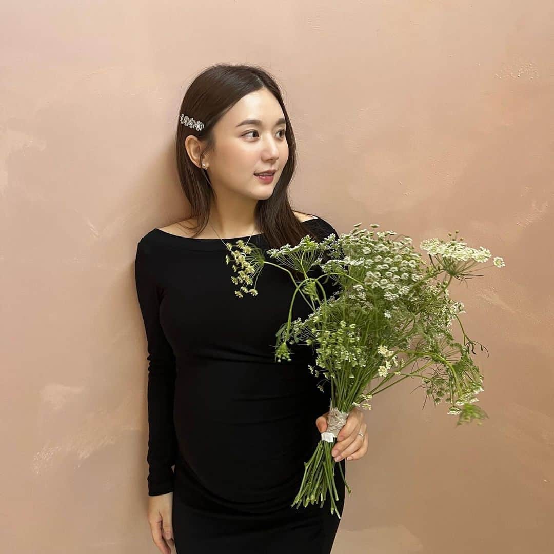 ひよんのインスタグラム：「🤰👗  マタニティフォトのお洋服は @dholic_official のタイトワンピにした！ シルエットがはっきり出てお腹の大きさもわかるし、 ボートネックになってたからデコルテも綺麗に見えてよかった💓  アクセサリーはこんなかんじ👇 ●ヘアピン @rogervivier  ●ネックレス @tasaki_intl  ●ピアス,結婚指輪 @tiffanyandco   ウェディングフォトの時は、 白とかナチュラルな感じでピュア感あったから 今回はブラックで🦍くんと合わせた☺️ ピンクの背景とブラックのお洋服も可愛い🫶  お花はスタジオの方に注文して用意していただいたよ❤️  #マタニティフォト #ひよん #ひよん服 #駒沢公園 #kuppography駒沢公園スタジオ #kuppography」