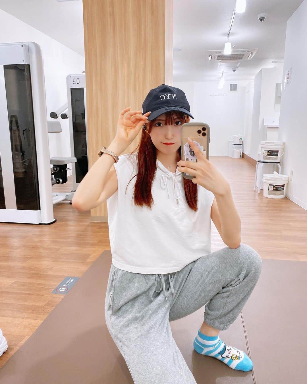桜井まあかのインスタグラム：「今日はBPのゲネの後に、 人生で初めてジムというものに行ってきました！！  運動するの昔から苦手だったんだけど、長年アイドルしてるだけあって自分が思ったより体力と筋力ついてて、身体動かすの楽しかった💪🏻  @chocozap_official は5分だけとかでも気軽に行けるから、大事なライブ控えてる時とか身体絞らなきゃ行けない時に忙しくても合間で行けるからちょー助かる！  運動足りてないな〜って人は、まあかまあかの紹介コード「128ZYUAD」を入れて契約すると最大3,600円OFF！らしいのでぜひ行ってみてね◎  #アイドル #モデル #自撮り #自撮り女子 #ジム #運動 #スポーツ #チョコザップ #idol #japanesegirl #chocozap」