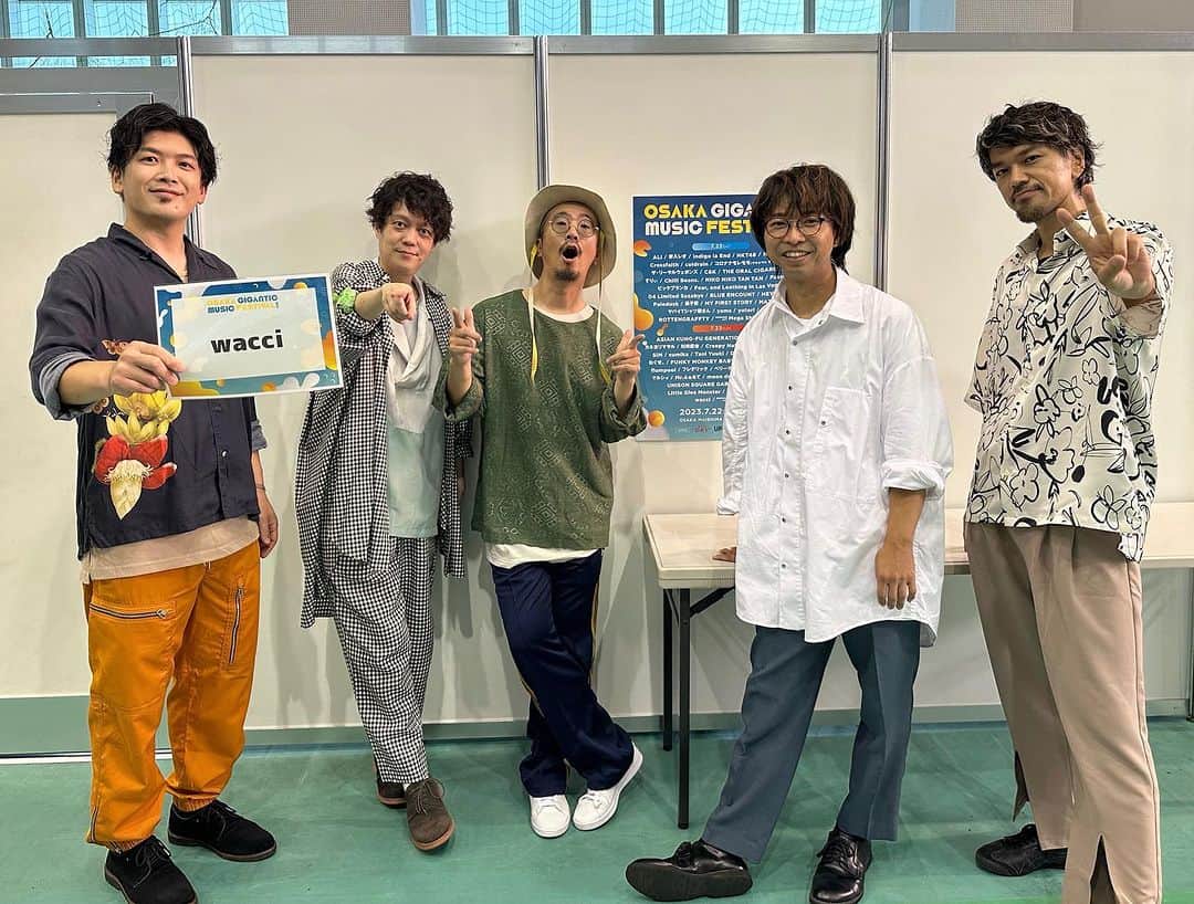 wacciのインスタグラム：「2023.07.23  OSAKA GIGANTIC MUSIC FESTIVAL 2023 @ BASE STAGE -----  #ジャイガ 初出演 ありがとうございました🎸⚡️  8/26(土)にNHK大阪ホールにて、 ワンマンライブもありますので、 是非遊びに来てください🍃 🔗 wacci.jp/summerSP2023/  #wacci @giga_osaka」