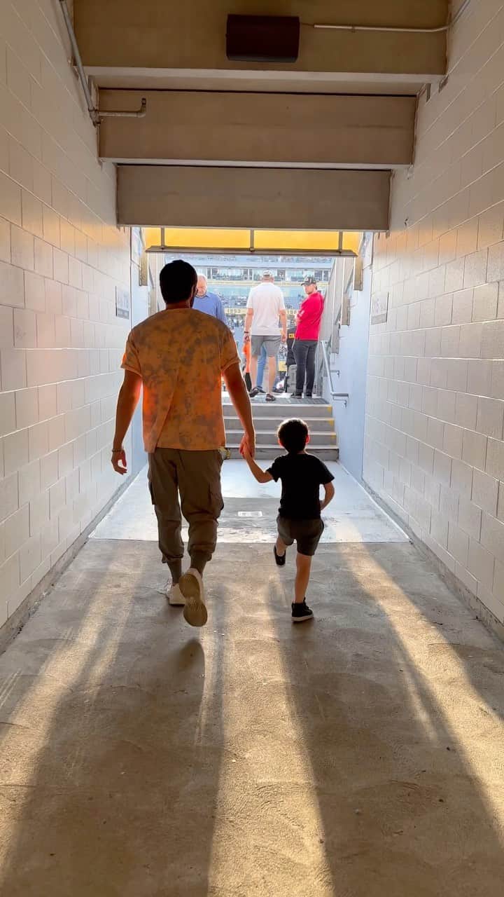 ニック・ベイトマンのインスタグラム：「Chase’s first Football Game 🏈   Surreal to be back at this field, at 12 years old I played for a championship with the Burlington Stampeders here and we won.」