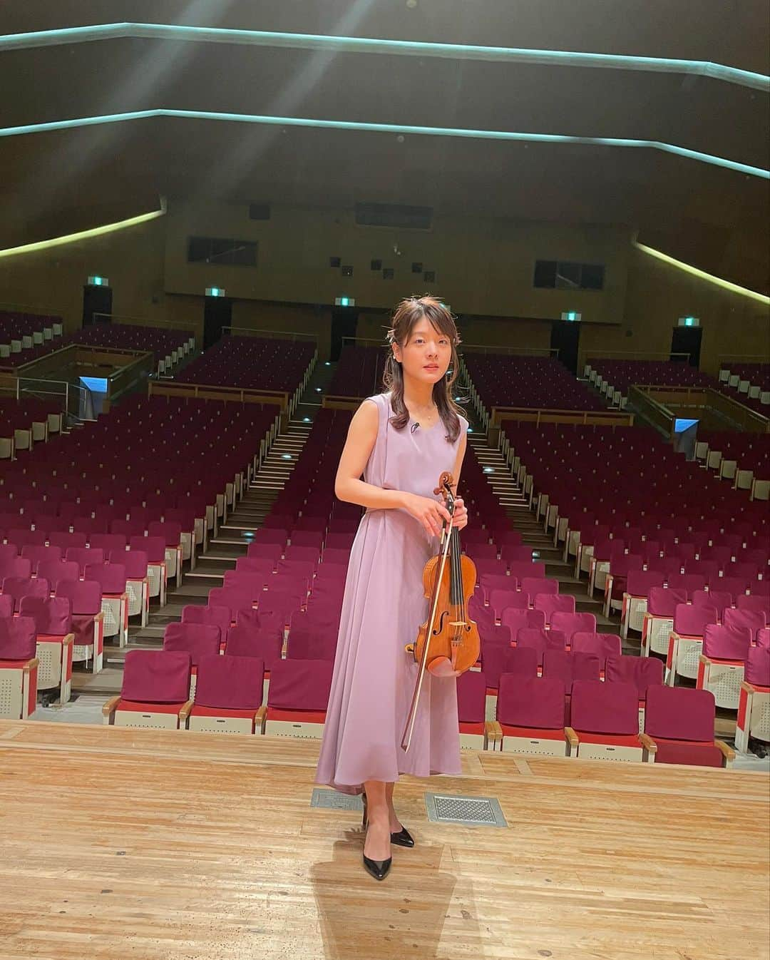 廣津留すみれのインスタグラム：「【再放送あり📺】Performed in an architectural venue by Antonin Raymond for TV Tokyo 🎻 ⠀ 7/15のテレビ東京系 #新美の巨人たち にて 内田有紀さんのご案内で 群馬音楽センターで演奏してまいりました。 アントニン・レーモンドの建築は 開放的な光の入り方や木の温もりが特徴的で🍃 内田有紀さんおひとりを客席に迎え シャコンヌを演奏するという貴重な体験も🥰 カメラ外でも音楽のお話で盛り上がり とても素敵な収録となりました。🎻 ⠀ 再放送はBSテレ東にて 7/29（土）夜11:30から全国放送予定です！ 他地域の方やお見逃しの方はぜひ。✨ ⠀ #衣装 @dorry_doll_official  #Jewelry @wisp_jewelry  ⠀ ⠀ #violinist #violin #architecture #concerthall #venue #dress #antoninraymond #tv」