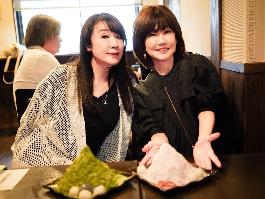 浅野ゆう子のインスタグラム：「新しい大切なお友達  松本伊代さん❤️  ずっと同じ仕事をしていて、でも、あまりお会いする機会がなかったのに、昨年、プライベートでご一緒させていただく時間があり、とても大切なお友達になってくださいました。  最近ようやく、  伊代ちゃん❣️  と、呼べるようになりました　^_^  細やかなお心配りがとても素敵な方❤️  博多に誕生日プレゼントまでお持ちくださいました❣️ ありがとうございました〜  私より5歳年下の可愛い  伊代ちゃん❣️  年齢を感じさせない、  永遠の美少女です❣️  この年で仲良くさせていただけるお友達を得られるというのは、とても幸せなこと…  楽しい博多の休暇を過ごさせていただきました　^_^  おまけの写真は、  JK  Michelleのリクエストで撮ったプリクラ　^_^  もの凄い盛り盛りで　^_^  この気分で明日からも頑張るぞ〜　^_^  #素敵なお友達 #松本伊代　さん #これからも仲良くしてくださいね #体に気をつけて #お仕事頑張れ」