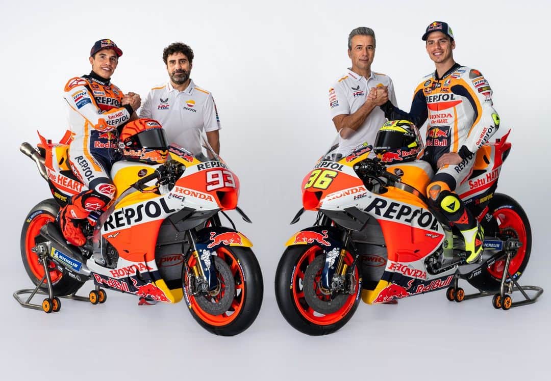 レプソル・ホンダのインスタグラム：「It's a whole team effort 🤝」