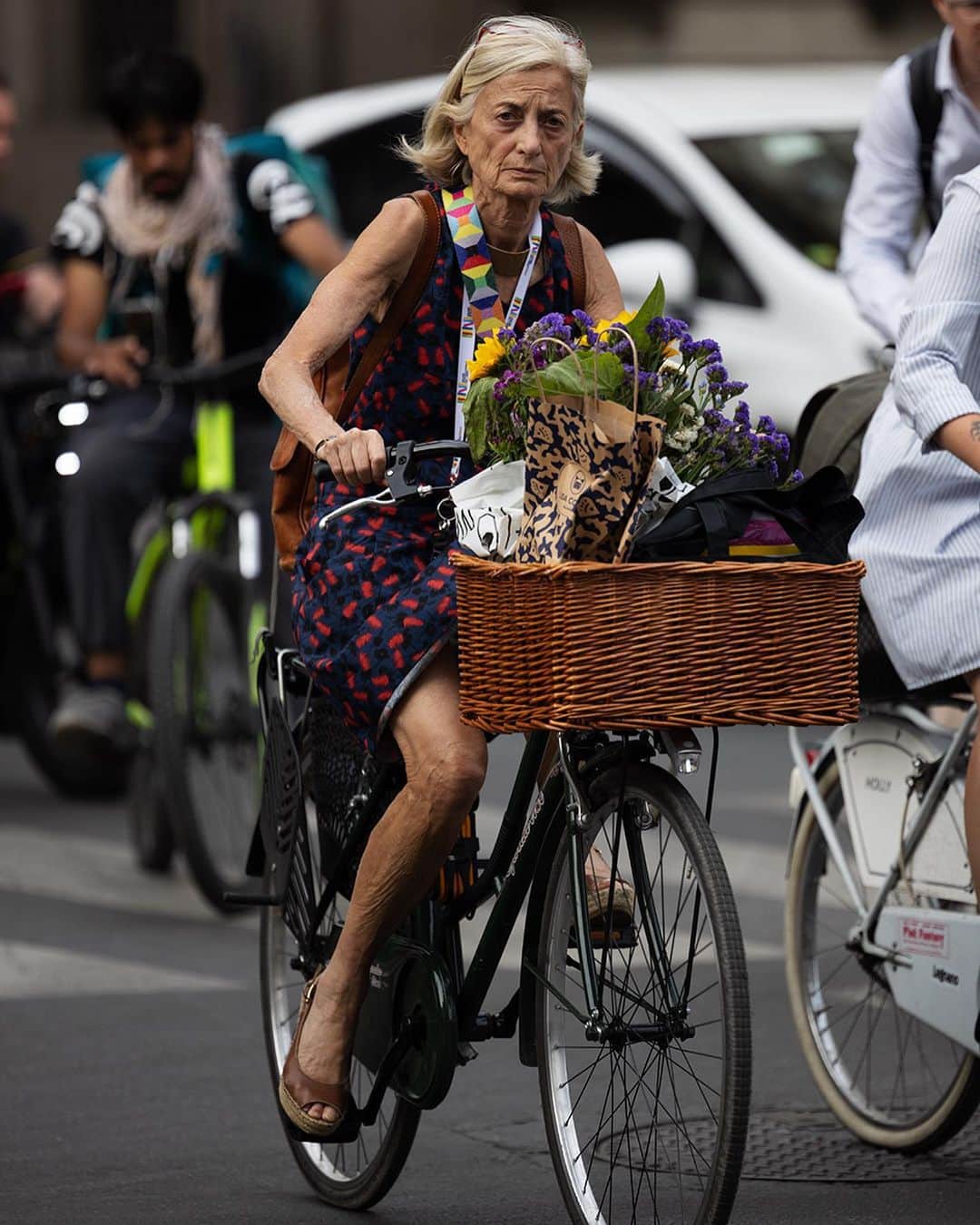 スコット・シューマンのインスタグラム：「Wait! Aspetta! Did you guys say you wanted to see sciura (sciure) on bikes? Well here you go! And this is just part 1! Milan (of course)」