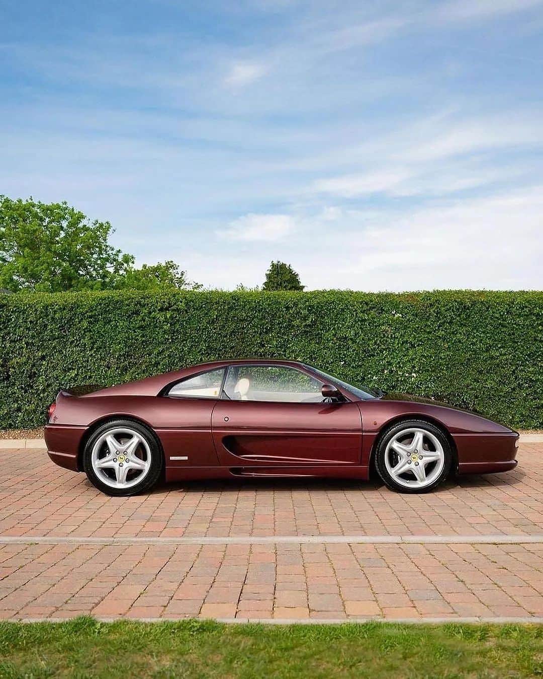 CarsWithoutLimitsのインスタグラム：「Prugna Metallizzato F355 Berlinetta  📸 @bellsportclassic   #carswithoutlimits #ferrari #f355berlinetta #f355 #ferrarif355」
