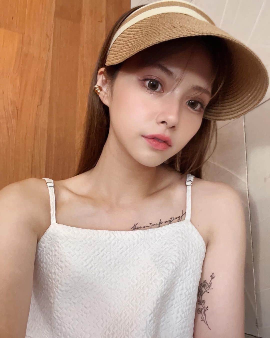のインスタグラム：「tattoo..🥀  質問が多かったので投稿に📝 タトゥーはシールだよ！  SHEINで185円𓂃  水に入っても4日はしっかり綺麗に取れなかった🩶  南国に来るからやりたかったんだ〜！」