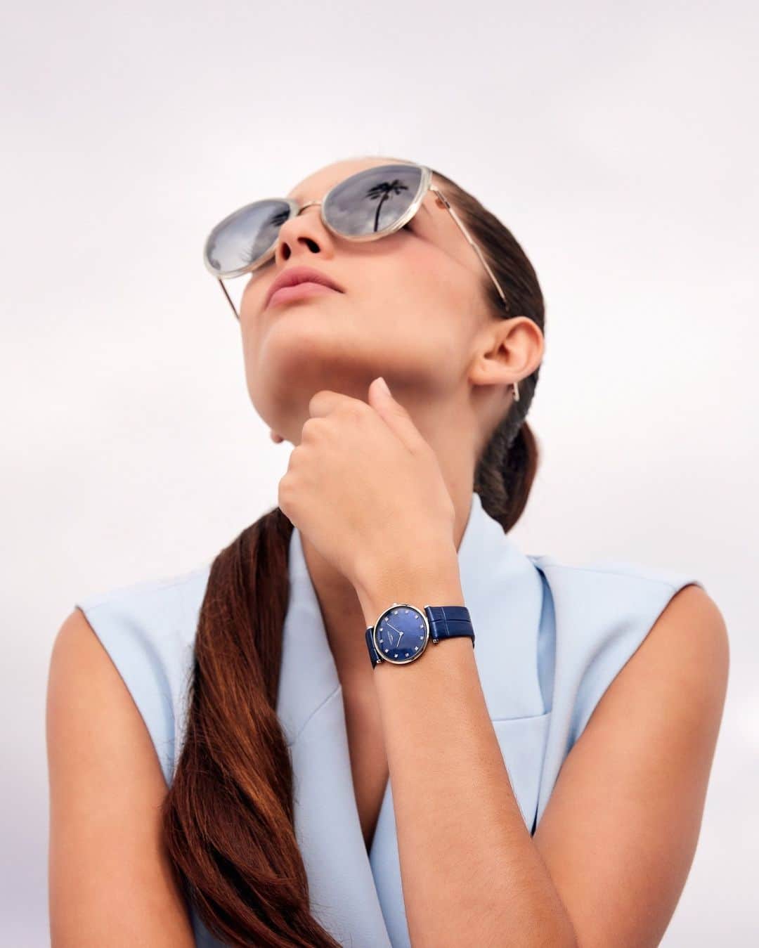 のインスタグラム：「From beach adventures to sunset strolls, let LA GRANDE CLASSIQUE DE LONGINES be your perfect companion this summer.  #EleganceisanAttitude #LaGrandeClassique #Summer」