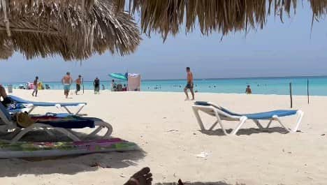 アンディ・サワーのインスタグラム：「Playing our lovely game soccer! With @ks_0733 & @giannisouwer   #soccer #voetbal #beach #strand #cuba」