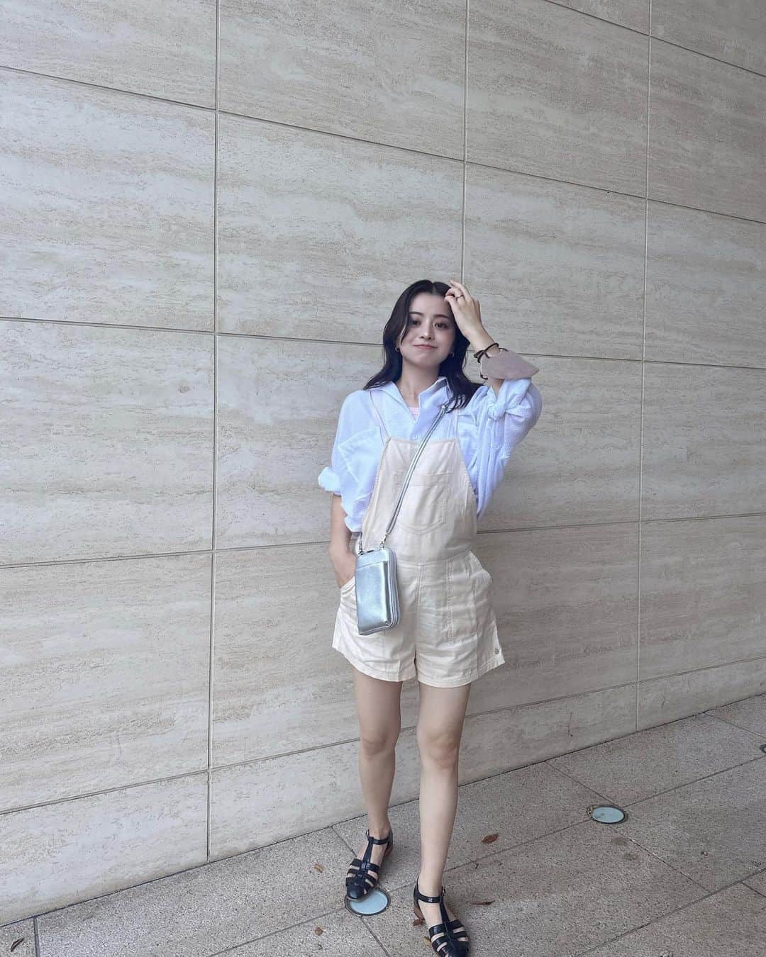 田中優衣のインスタグラム：「まーた。 ブラウス😆笑  前閉めて 袖口巻くのも好き🩷 冷感マスクという素晴らしいマスクを 母がくれて手首につけた。  マヤちゃんのポーチも 使いやすくてずっと使ってる🌻🌻  おやすみなさい🌙」