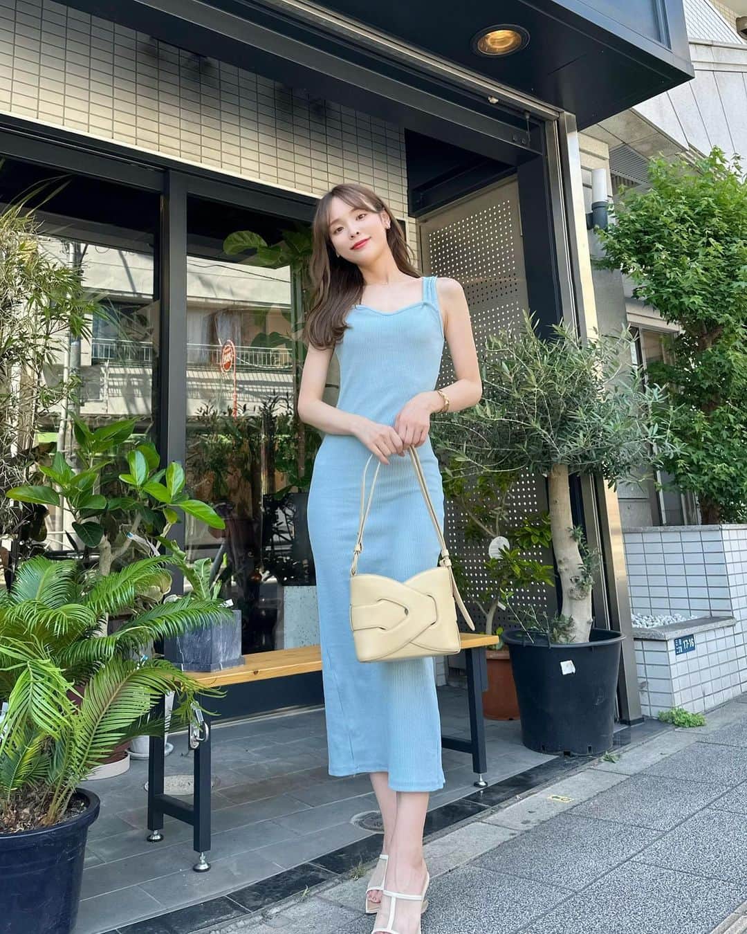 磯田 ひかる(Hikaru Isoda) のインスタグラム：「こんばんは🤍 月曜日ですね🫶また一週間がんばりましょう🪽  私は何故か疲れが溜まっているのか、午前中は何もやる気が起きないモードでした🥹夏バテかな？  この日は暑かだだのでノースリワンピで🎀 これはDHOLICさんとの企画でプレゼントしてるアイテムだよ🌸 YouTubeに詳細貼ってるので応募お待ちしております🎶  【着用アイテム】 Dress @dholic_official  リブノースリワンピース・t64317 Free ディープスカイブルー ￥2,178税込  Shoes @evol_official0  Bag @polene_paris   ------------------------------ picaru：162cm / 骨格ウェーブ 1st ブライトスプリング 2nd ブライトサマー  大人可愛いスタイルアップコーデ ヘアメイクを合わせた トータルスタイリングを提案🤍  不定期にストーリーで ファッションお悩み相談募集中🥰 ------------------------------  他の投稿を見る→【@picaruuu】」