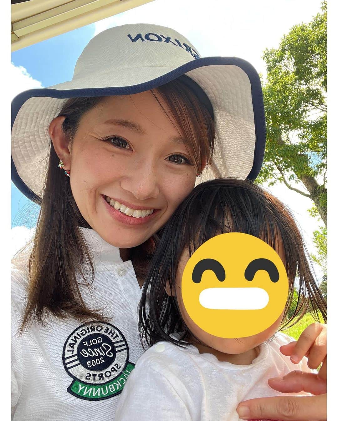 中里さや香のインスタグラム：「先日、ABCいすみゴルフコースでラウンドしてきました〜⛳️  ひさーーーしぶりのラウンド😌 娘がいるので午後ハーフのみですがとっても楽しかった💓  ABCいすみは子どもも一緒にギャラリーとしてラウンド出来るので東京にいる時はいつもここに来てます😆✨ 子どもと一緒に回れるの凄く有難い〜🥹  娘も裸足でフェアウェイを駆け回っていました笑  また行きたいなー😊 因みにスコアはレギュラーティーから6オーバー…まだ身体に染み付いててよかった笑 沢山撮ってもらったのでまた載せます💓  #golf#golfswing#daughter #girl#ゴルフ#ゴルフ女子#子連れラウンド#ゴルフスイング#ドライバーショット #srixon #スリクソン#jackbunny #abcいすみゴルフコース #azasgolf」