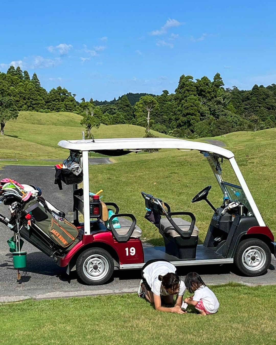 中里さや香さんのインスタグラム写真 - (中里さや香Instagram)「先日、ABCいすみゴルフコースでラウンドしてきました〜⛳️  ひさーーーしぶりのラウンド😌 娘がいるので午後ハーフのみですがとっても楽しかった💓  ABCいすみは子どもも一緒にギャラリーとしてラウンド出来るので東京にいる時はいつもここに来てます😆✨ 子どもと一緒に回れるの凄く有難い〜🥹  娘も裸足でフェアウェイを駆け回っていました笑  また行きたいなー😊 因みにスコアはレギュラーティーから6オーバー…まだ身体に染み付いててよかった笑 沢山撮ってもらったのでまた載せます💓  #golf#golfswing#daughter #girl#ゴルフ#ゴルフ女子#子連れラウンド#ゴルフスイング#ドライバーショット #srixon #スリクソン#jackbunny #abcいすみゴルフコース #azasgolf」7月24日 23時06分 - sayakashi1217