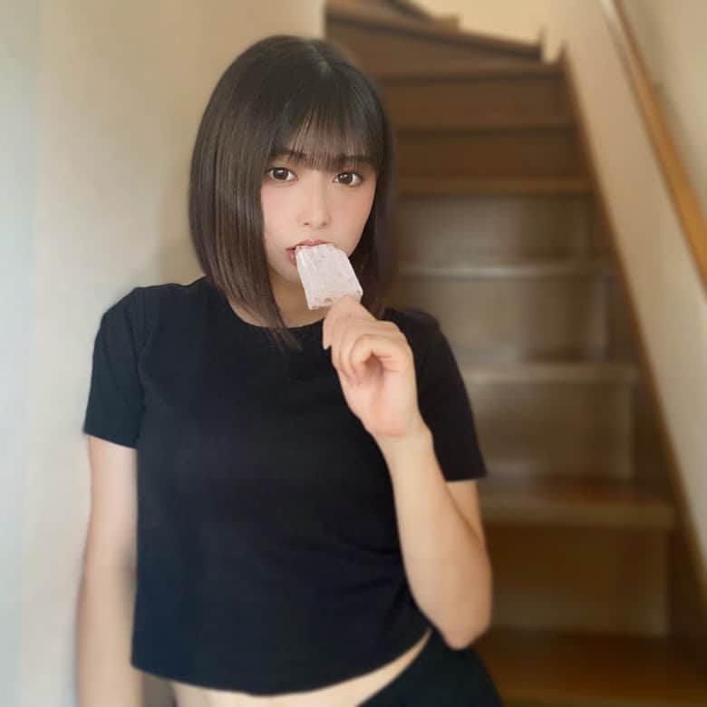 鈴瀬まりあのインスタグラム：「いっしょにアイスたべよ🧊」