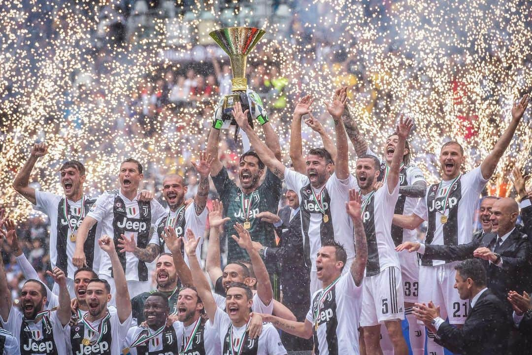 ジャンルイジ・ブッフォンのインスタグラム：「La Juventus, forgiata dal genio calcistico e dalla visione di tanti campioni, ha trovato nella famiglia Agnelli un faro costante di guida. Con ogni trionfo e sfida, la famiglia ha dimostrato un amore incondizionato per i colori bianconeri, trasformando sogni in realtà. Un viaggio di un secolo, intrecciato di passione, dedizione e vittorie senza tempo. ⚪️⚫️ #Agnelli100」