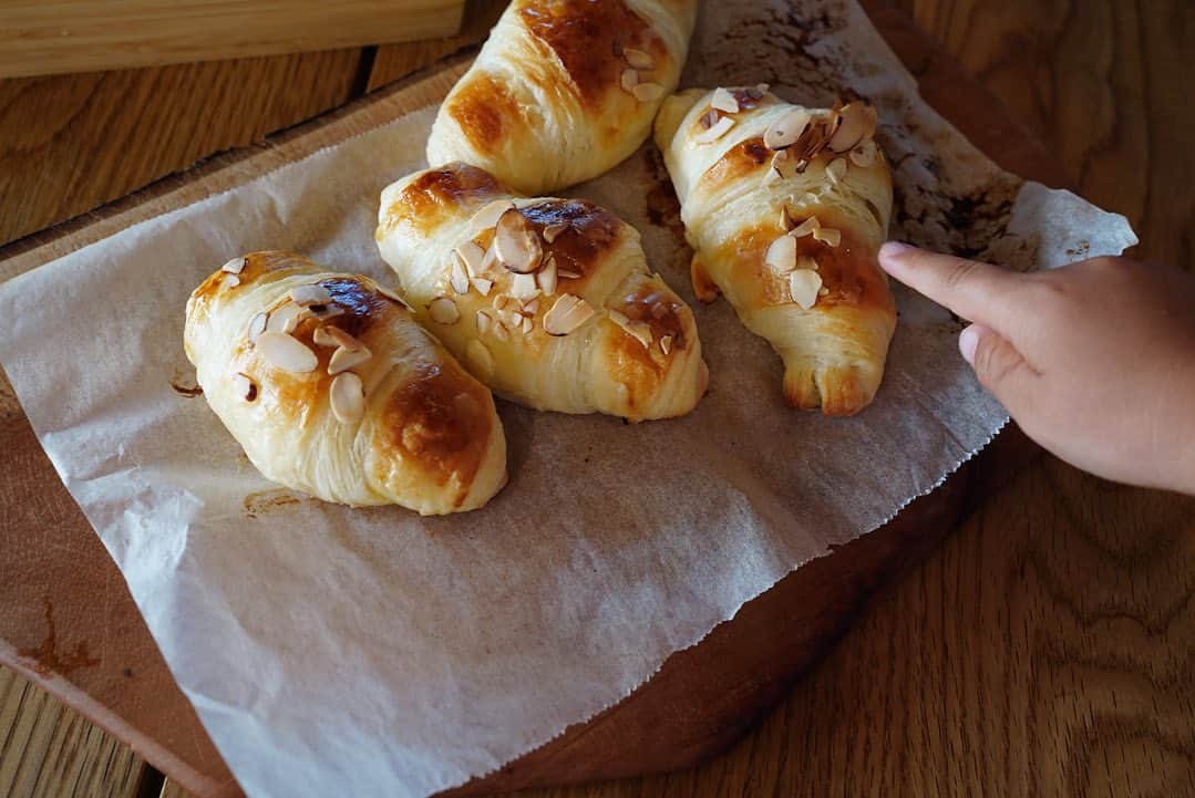 前田有紀のインスタグラム：「【夏休み番外編〜パン作り〜】  話せば長くなりますが、花屋の修行時代のこと。とっても大好きなパン屋さんが大岡山にあって、大田市場から環七で帰ってきて、自由が丘のお店に帰る時にちょうど通るので、そこにお店の軽自動車をぱっととめて焼きたてのパンを買うのが楽しみの一つでした。  HIMMELさん @himmel_brot_nobu のパンは、ドイツ仕込み。いつもあったかくてワクワクしたり幸せな気持ちなれるパンで、花の仕事で落ち込んだ時にもヒンメルさんのパンをかじったら、気持ちがちょっと軽くなったのを覚えています。中でも、クラプフェンというドーナツみたいなパンは柔らかくて甘くて魔法のような美味しさで。 大好きすぎて当時働いていたブリキのジョーロのイベントで出店してもらって、お店の緑いっぱいの庭先で揚げたてのクリプフェンを作ってもらったこともありました。  そんなHIMMELさんのオーナー、金長さんが監修をつとめる　sacri @sacri_official というアプリのサービスで夏休みにパン作りキットが届く企画を教えてもらい、早速作ってみました。長男が大好きなクロワッサン！！ 基本の生地は送られてくるので、あとは金長さんのレシピ通りに発酵させて焼くだけ。めちゃくちゃ簡単に、そしてとんでもなく美味しく作れました。（予熱が足りなかったのか焼き色はちょっと軽めです、、、） クロワッサンという、なかなかハードルが高くてパン屋さんでしか買えない人気パンをお家で作れて、長男も次男もとっても喜んでいました。  夏休みのお子さんと過ごすアイデアの一つに、ぜひ取り入れてもらいたいです。 そして、鎌倉からは遠くなってしまいましたが、またHIMMELさんに家族でパンを買いに行きたいです。金長さん、ありがとうございました！  #sacri #himmel」