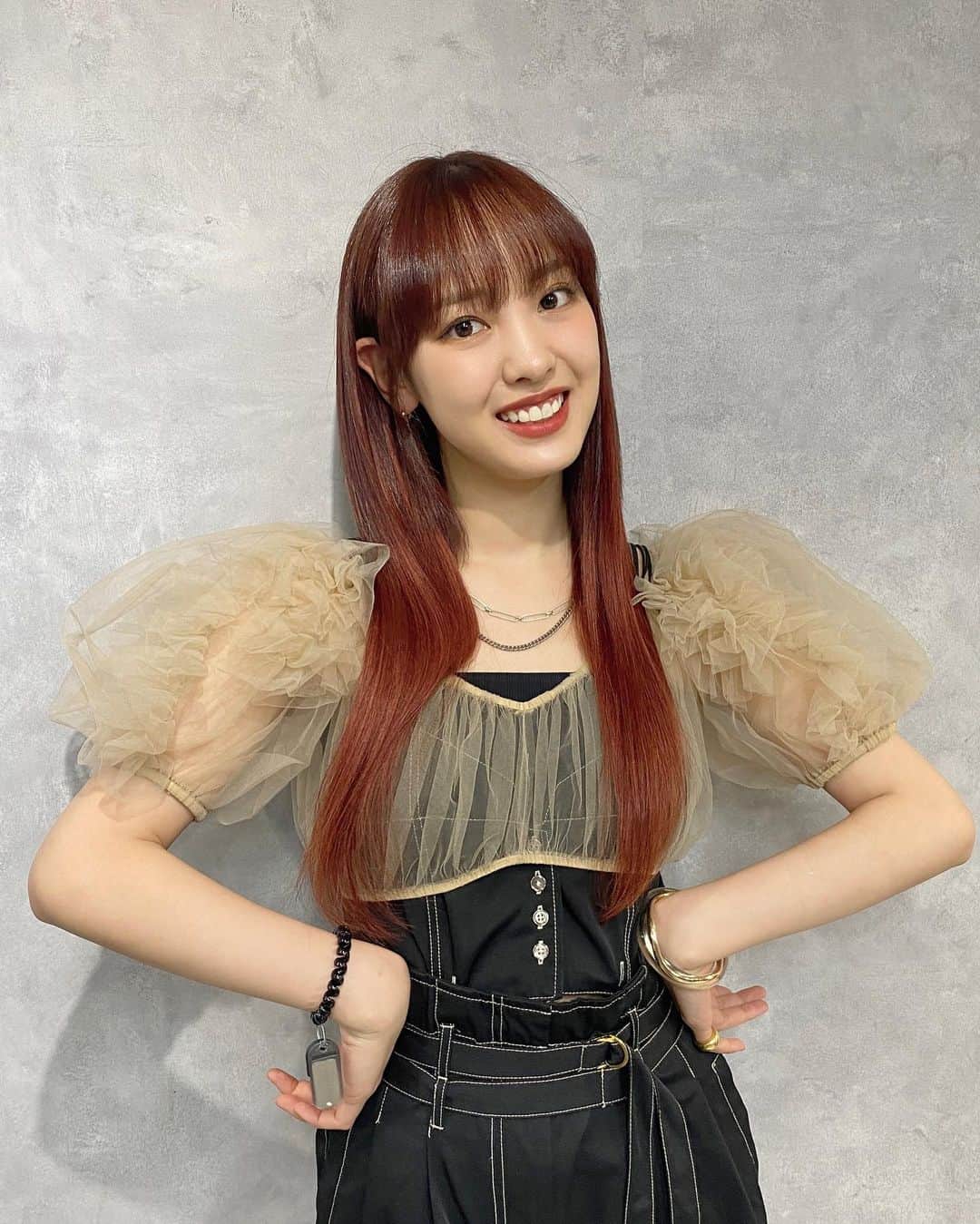 飯窪春菜のインスタグラム：「❤️‍🔥  見た目だけでもギャルになりたくて、エクステ付けました！ 小学生の頃、将来の夢はコギャルだったの🤣笑 ギャルが可愛くて好きなのだけど、自分は正反対のタイプなので永遠の憧れです🥹💓  初めてのエクステだから色々と美容師さんに相談させて頂いて、ダイヤモンド毛質100本を付けて頂きました💨 なんと付けたままカラーができるらしく、色落ちの心配がないんですって🫨 2ヶ月から2ヶ月半もつらしいのだけど、舞台本番が始まるまでの１ヶ月間だけのお試しです🌟  久しぶりのロング☺️ 昔はずーーーっとロングヘアだったから懐かしい気持ちと、やっぱりロングも良いなあという気持ちと😌✊🏻 稽古の日々だけど、心にギャルを飼いつつ楽しみたいと思います🫶🏻  #エクステ #ロングヘア #長いのと短いの #あなたはどちらが好きですか？☺️」