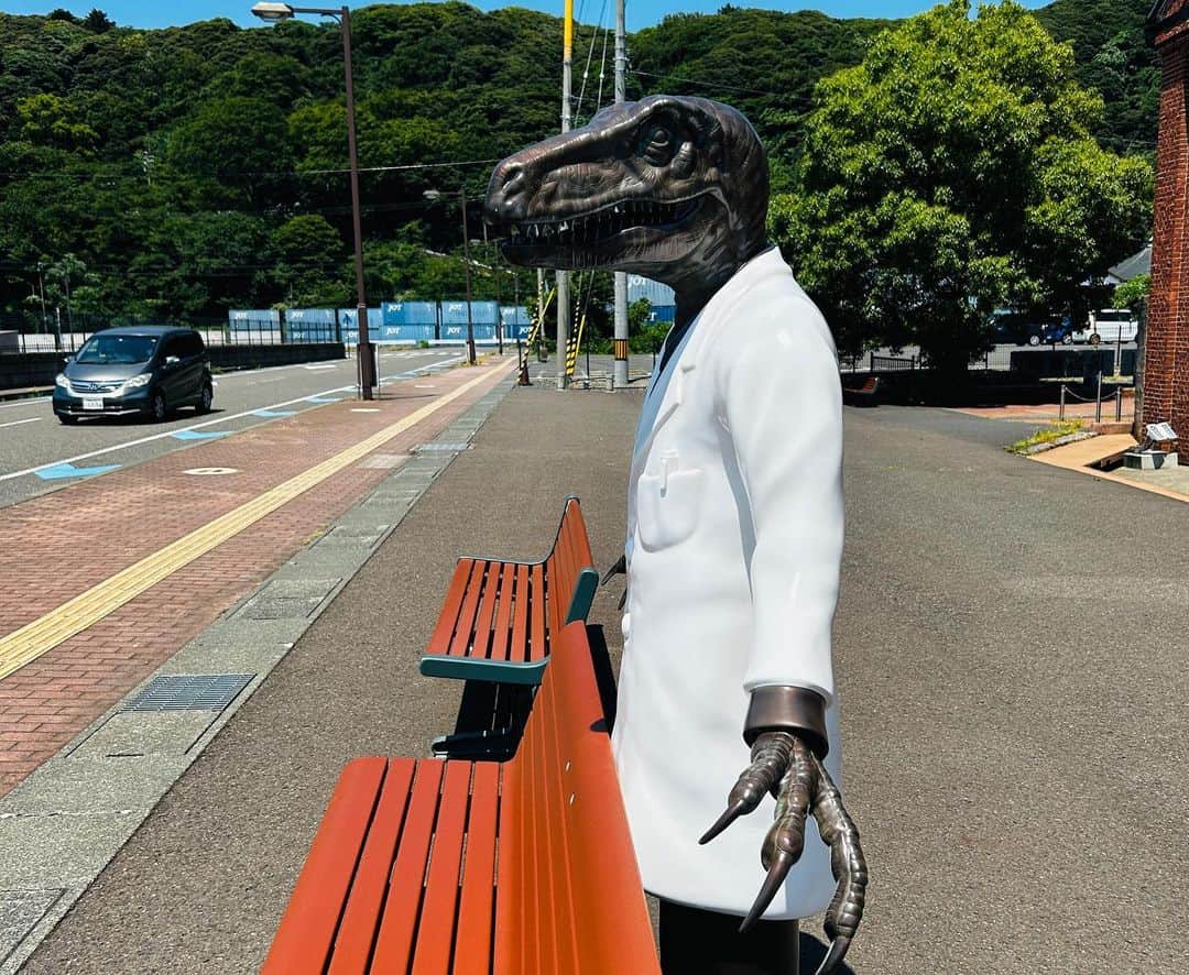 入江悠さんのインスタグラム写真 - (入江悠Instagram)「映画諸準備が休みだったので、取材がてら琵琶湖を北上しつつ、敦賀まで行ってみた。  京都からこんなにすぐ行けるのね、敦賀。 日本海の魚も美味しい。  暑すぎて街を歩いている人がほとんどいなくて、あってベンチに人がいる！ と近づいてみたら恐竜でした。  電車に乗るといろいろアイデア湧いてくるので、糧にして明日からまたロケハン頑張ります。」7月24日 23時12分 - u_irie