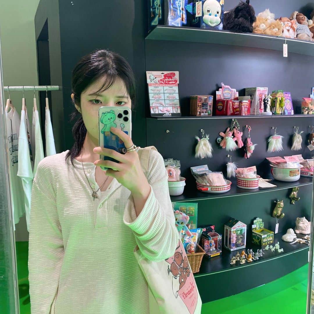 ネオンムーンのインスタグラム：「COMFORT ❤️ The NEONMOON  7/25(화) ~ 8/6(일)/ 매 주 월요일 휴무 서울 용산구 후암동 358-144  콤포트에서 팝업 스토어를 시작합니다! 더 네온문의 위트 넘치는 제품들을 콤포트에서도 만나보세요. 콤포트의 마스코트 끼용이와 베이비 더스티의 콜라보레이션 상품도 놓치지 마세요🩷🤍  **성수동 매장은 팝업 스토어와 별도로 정상 운영 됩니다:)」
