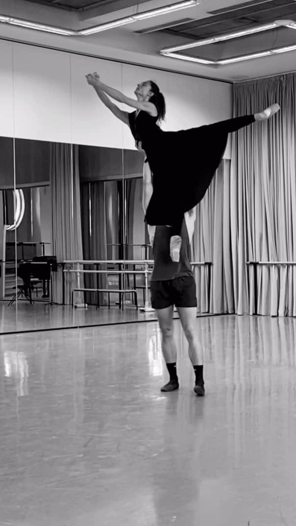 ドロテ・ジルベールのインスタグラム：「Le rouge et le noir, rehearsal with @humarchand for our performances in Japan with @legrandgala Nagoya July 30 Tokyo July 31, August 1, August 2 (morning/evening), August 3 , Osaka August 5. with talented dancers : @mathieuganioofficiel @ludmila_pagliero_official @amandinealbisson @humarchand @leobaulac @friedemannvogel_official @bianca.scudamore @audricbezard @thomas.docquir @clara_mousseigne @n.divico」