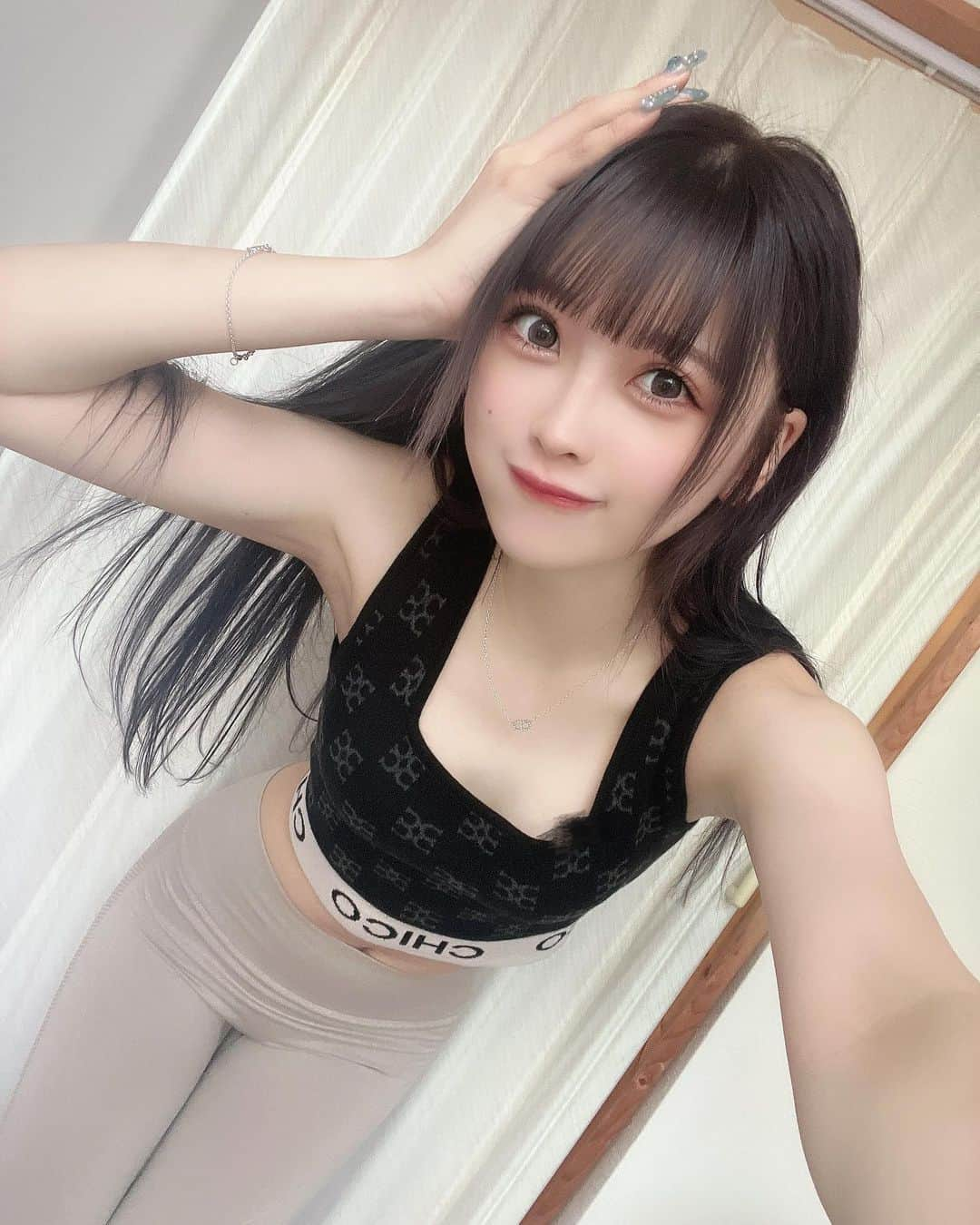 咲真ゆかのインスタグラム：「ベージュのレギンス久々₍ ᐢ. ̫ .ᐢ ₎！ 運動女子すきーー？  ジム興味あるけど続かん、てひと けんごさんとこいってみて ゆか習い事とか特にこういう自分で頑張って通う系何も続かんかったし筋トレ大嫌いなはずやのに大好きで通えてる  .  #ダイエット #パーソナルジム #ボディメイク #筋トレ女子 #ジム女子  #selca #selfie #셀카 #셀카그램 #today #ootd #dailylook  #instafashion #followme #outfit #今日のコーデ #ストリート系女子 　 #japanesegirl 　#地下アイドル  #お尻トレーニング #お尻 #推してください #自撮り界隈 #ピープス女子 #ピープス　 #自撮り　#自撮り女子 #トレーニング女子 #お腹痩せ   #お尻痩せ」