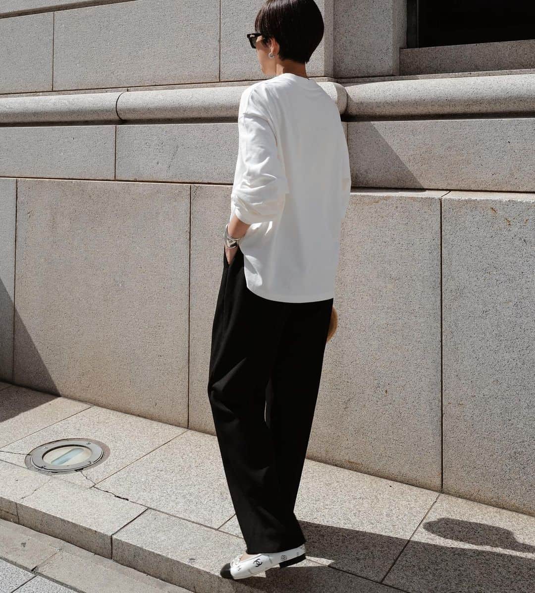 正中雅子さんのインスタグラム写真 - (正中雅子Instagram)「monotone🤍🖤🤍  単純にロンTにこんなパンツスタイルが好きだったりする☺︎  シンプルなものほど、細やかなディテールやったり 素材感に拘り 着ていても心地いいものに仕上がると嬉しい☺️  あと30分のPRE ORDER🌼  この秋のスタイリングもめちゃくちゃたのしみだな🫶  #MACHATT #masaco服」7月24日 23時24分 - masacoshonaka