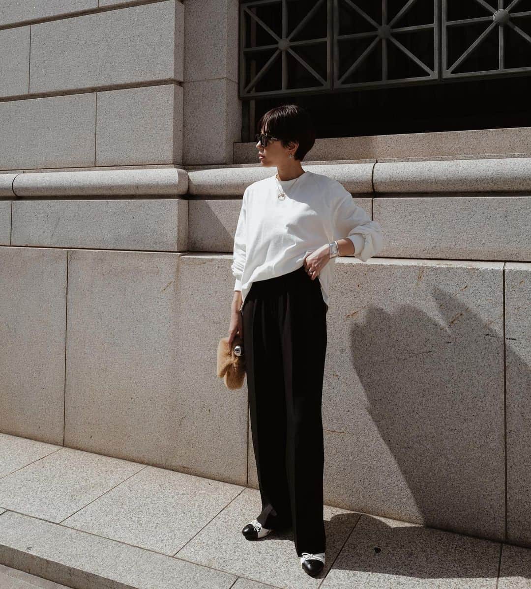 正中雅子のインスタグラム：「monotone🤍🖤🤍  単純にロンTにこんなパンツスタイルが好きだったりする☺︎  シンプルなものほど、細やかなディテールやったり 素材感に拘り 着ていても心地いいものに仕上がると嬉しい☺️  あと30分のPRE ORDER🌼  この秋のスタイリングもめちゃくちゃたのしみだな🫶  #MACHATT #masaco服」