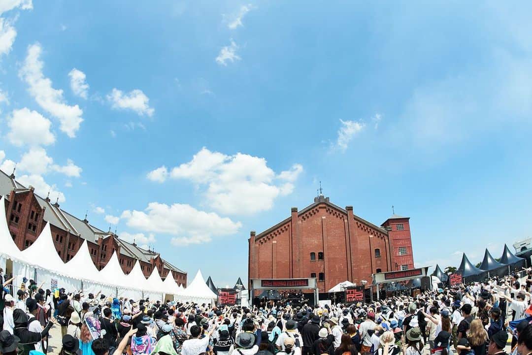 高津戸信幸のインスタグラム：「July 22nd, 2023  ムロフェス in 横浜赤レンガ倉庫  やっぱフェスは野外だし みんなの声を聞きたいです ひさしぶりの光景 最高だった 皆勤賞はゆずらない。  Performed at the Japanese Rock Band Festival. We had a blast.!!!!  #ムロフェス #japan #jrock」