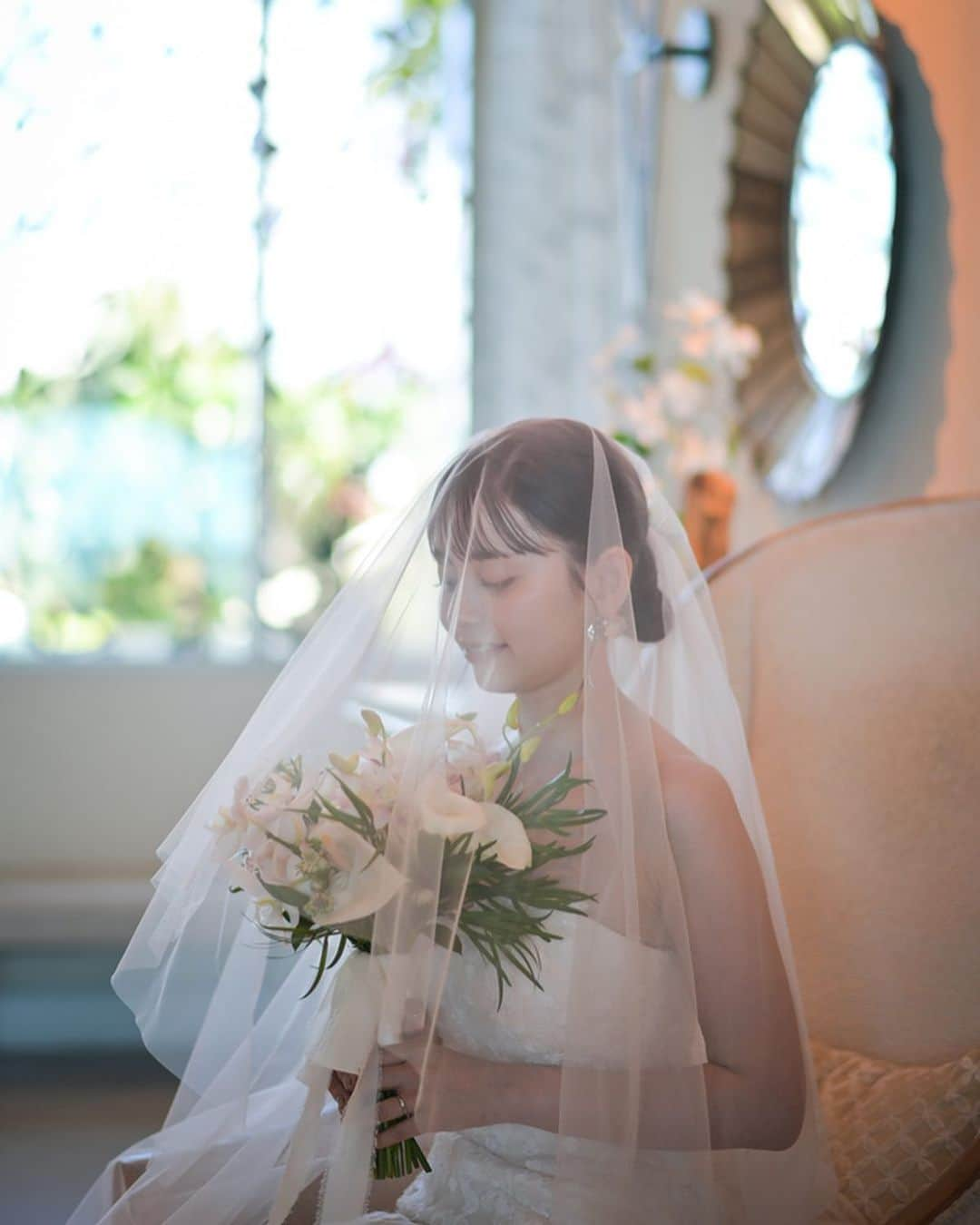 おまめ（Miki）さんのインスタグラム写真 - (おまめ（Miki）Instagram)「👰🏻‍♀️  身支度の仕上げ❤︎ 母にベールダウンしてもらいました。  ベールダウンには色んな意味が込められてる事を 今更意味を知ってウルウル。  いつも娘が一番可愛いって事を 言葉で伝えてくれてありがとう🤣  #ハワイ挙式 #theterracebythesea  #さーちゃん @the_terrace_by_the_sea」7月24日 23時37分 - mamexx19