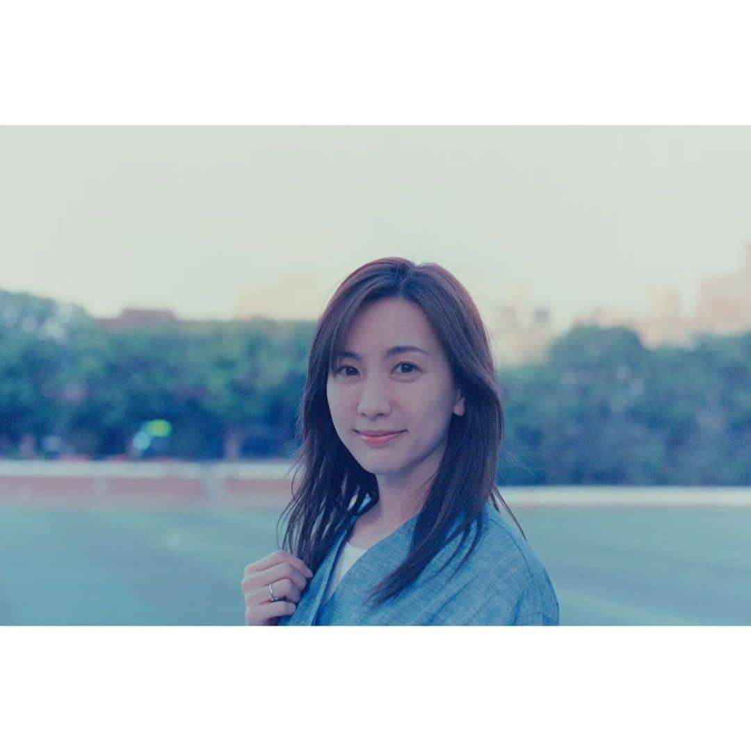 今村沙緒里のインスタグラム：「photography by 려린   フィルムカメラの質感と リョリンの切り取る世界観が好きです📷️💙   #photography #filmcamera #사진 #フィルムカメラ  #ポートレート」