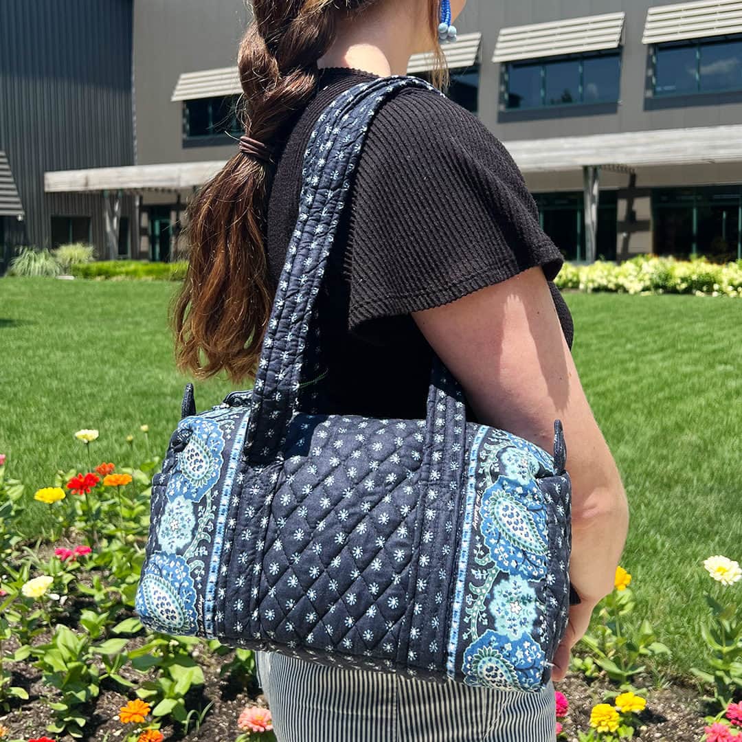 ヴェラブラッドリーのインスタグラム：「Cleaning out your closet? Trade in those well-loved gems and earn credit on eligible styles for new travel goodies at the link in our bio! ☀️🧳  #VeraBradley #ThredUp #Travel」