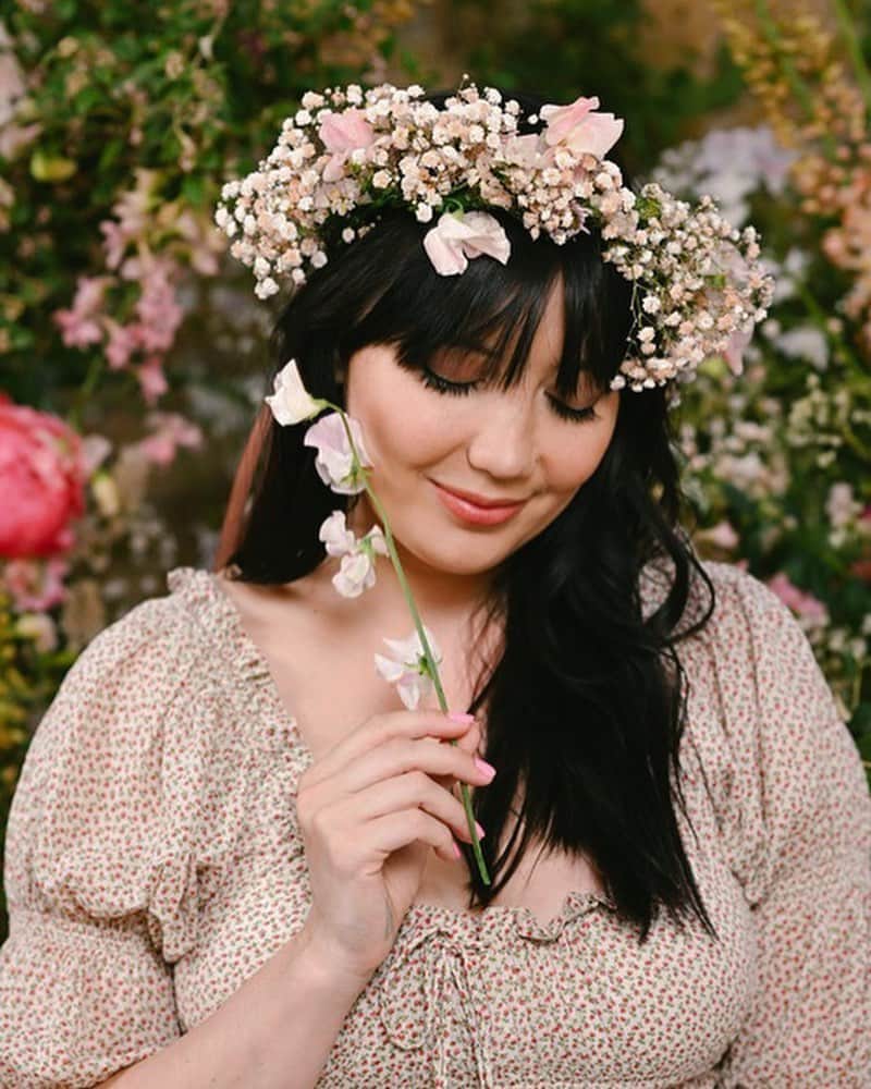 デイジー・ロウのインスタグラム：「I am over the moon that the flower crown is making a comeback! I absolutely loved this shoot & I’m sure it’s obvious that festival season is my favourite season… so I’m excited to be teaming up with @ThreeUK to celebrate the return of this iconic accessory 🌸🌼🌸   If you’re planning to have some fun at a festival this summer, add a flower crown to your packing list to look like true royalty 👑    For those of you wanting to try this at home, Three+ customers can get £5 off the @Moonpig ‘Joy Collection’ bouquet thanks to the Three+ rewards app- it’s PERFECT for creating your own flower crown    Head to Three’s Instagram page to watch a step by step guide’ on how to make your own bespoke crown at home 💘🌸💘  #ad #ThreePlus」