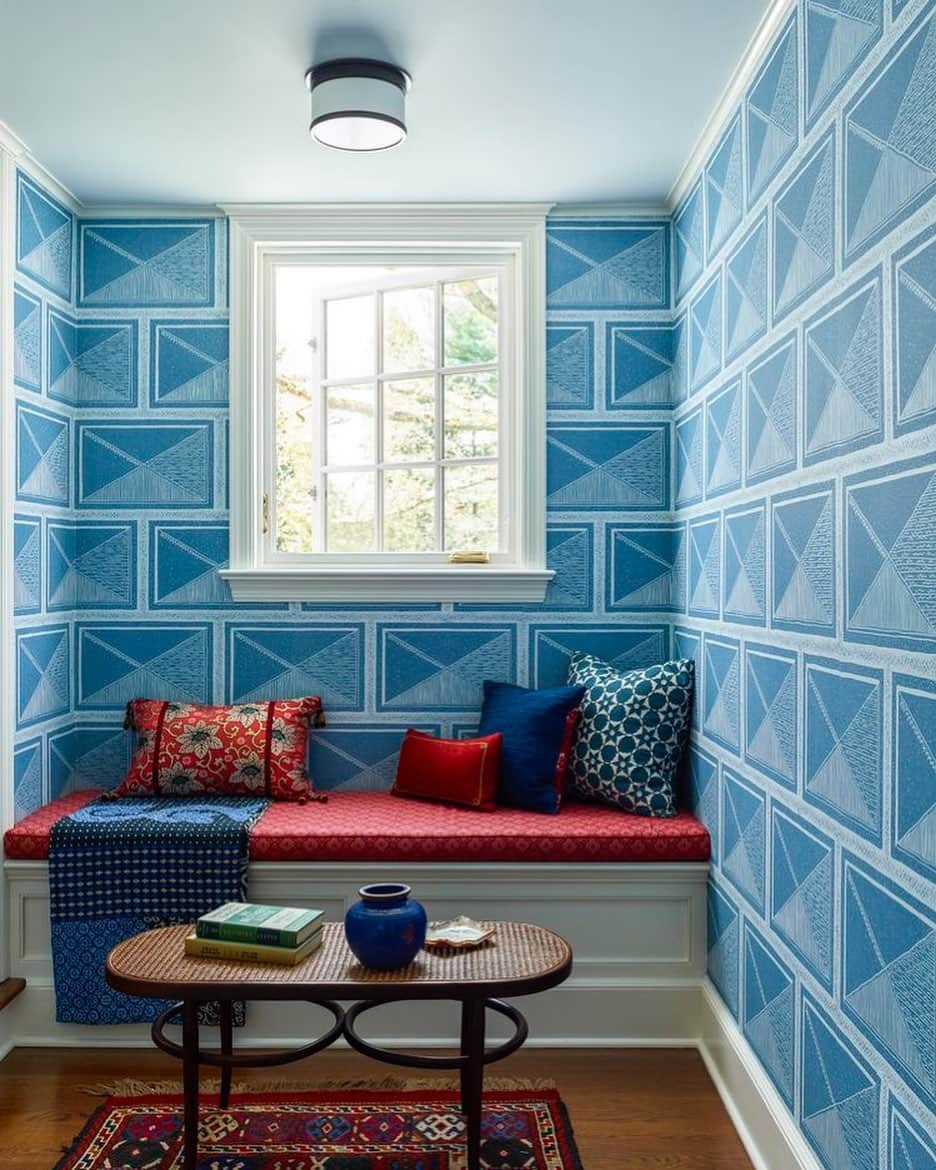 Homepolishのインスタグラム：「#wallpaper for your Monday 💙 Design by Katie Ridder, photo by Eric Piasecki @katieridderinc @ericpiasecki   #designinspiration #colorscheme #interiordesign #nook #builtins」