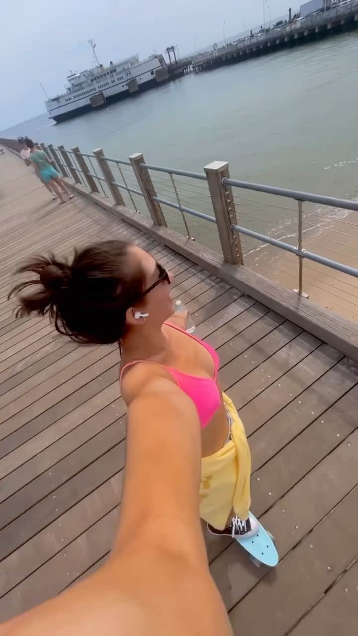 Rozinaのインスタグラム：「Dream lyfe #summer#ocean#marthasvineyard#pennyboard #vacation」