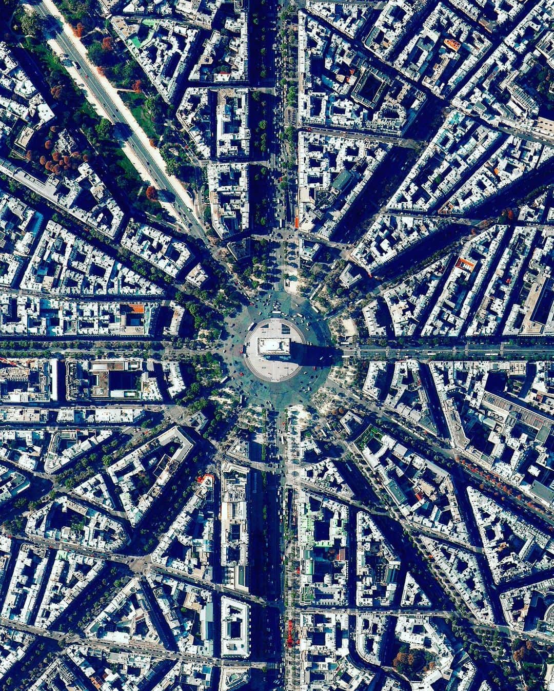 Daily Overviewさんのインスタグラム写真 - (Daily OverviewInstagram)「The Tour de France concluded yesterday on the streets of Paris, including seven circuits around the Arc de Triomphe, seen here. Jonas Vingegaard won the 3,406 km (2,116 mi) mile race, beating his rival Tadej Pogacar by 7 minutes and 29 seconds.  Created by @benjaminrgrant Source imagery @maxartechnologies」7月24日 23時47分 - dailyoverview