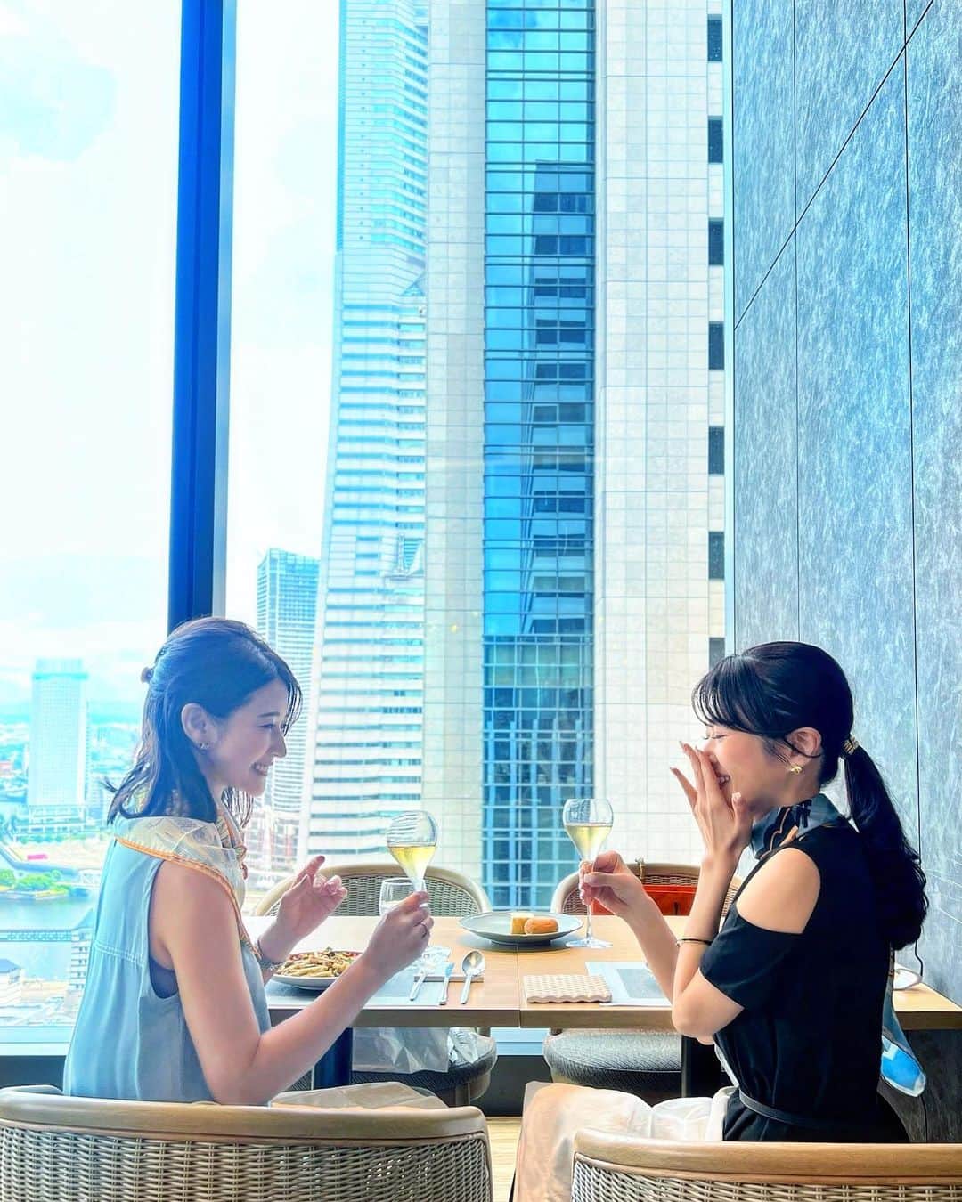 Sayuri（岸岡小百合）のインスタグラム：「* #三井ガーデンホテル横浜みなとみらいプレミア 🏙️ @mitsuigardenhotels   新しいホテルなだけあり、とても綺麗✨ ロビーの外にあるテラスは写真映えも抜群です。  今回伺ったのは20階のロビー横にある 🍽️RISTORANTE　E'VOLTA -Unico Polo-  Yokohama SKY CRUISINGがコンセプトの店内は 船が持つ柔らかい曲線が デザインに組み込まれています🚢 大きな窓からの眺めは素晴らしく、 コンセプトの通り まるで横浜の空をクルージングしているかのような ワクワク感と開放感が素敵なレストランでした🕊️  お料理もとーっても美味しかった🥰 メインやパスタ、デザートも いくつかの中から選べるのも嬉しいポイントです✨  神奈川県の食材に世界の調味料が融合した モダンイタリアン🇮🇹 また他のメニューもいただいてみたいなぁ💛  @nako_rougeh さんとの時間はあっという間に過ぎ去り、息子のお迎えの時間に😆  美容に関しても、ファッションやプライベートに関しても 沢山相談にのってくださる憧れのお姉さま♡ どうやって生活したらこんな美しく優雅になれるのか🙄  沢山笑って、沢山食べて。 お気に入りのカレを交換しあったりして🎵 とても素敵な時間を過ごすことができました😌🍊  #三井ガーデンホテル横浜みなとみらいプレミア  #三井ガーデンホテル  #mitsuigardenhotel  #evolta  #横浜ランチ　#横浜ホテルランチ #横浜女子会　#yokohama #みなとみらいランチ #みなとみらい女子会 #エルメスカレ90  #カレコーデ #hermes  #hermès」